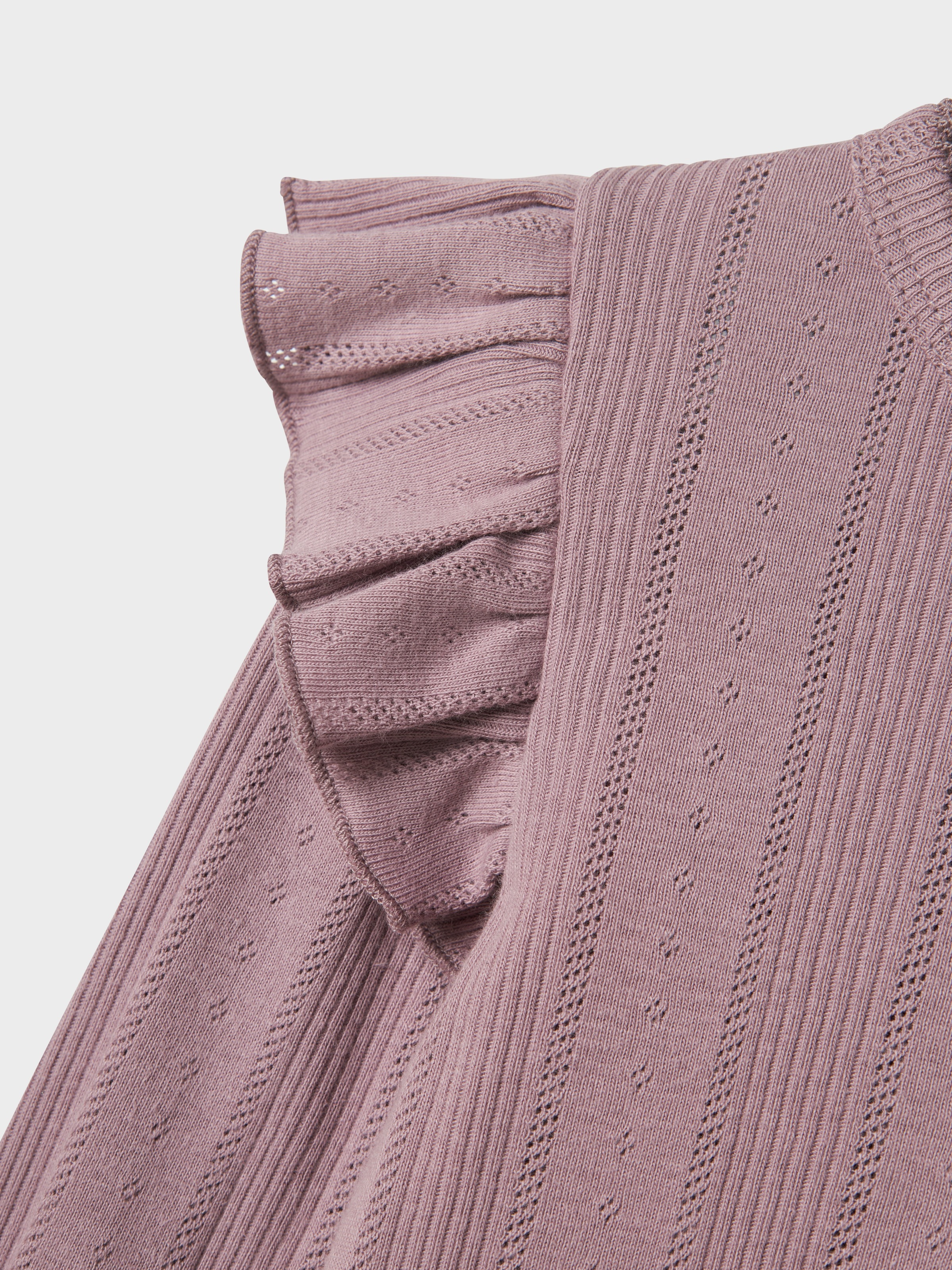 Thumbnail - Name It Longtop "NMFJULIA LS SLIM TOP NOOS" mit tollem Volant an der Schulter und im süßen Ajourstrick-Design