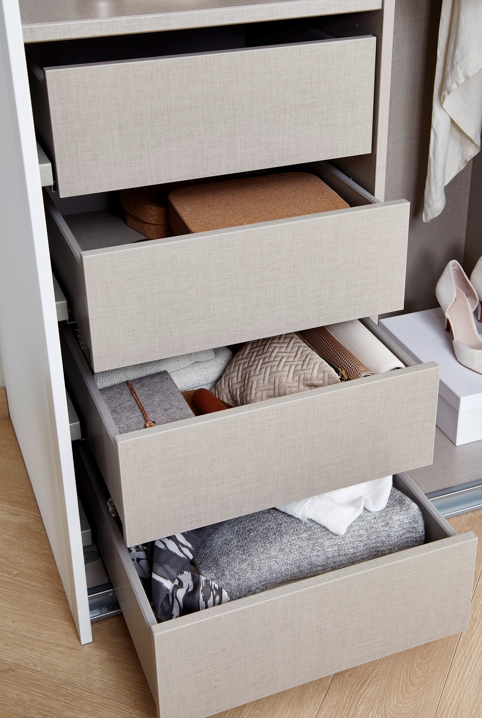 rauch Drehtürenschrank »Skat Pure«, mit eleganten Griffstangen und praktischer Innenausstattung