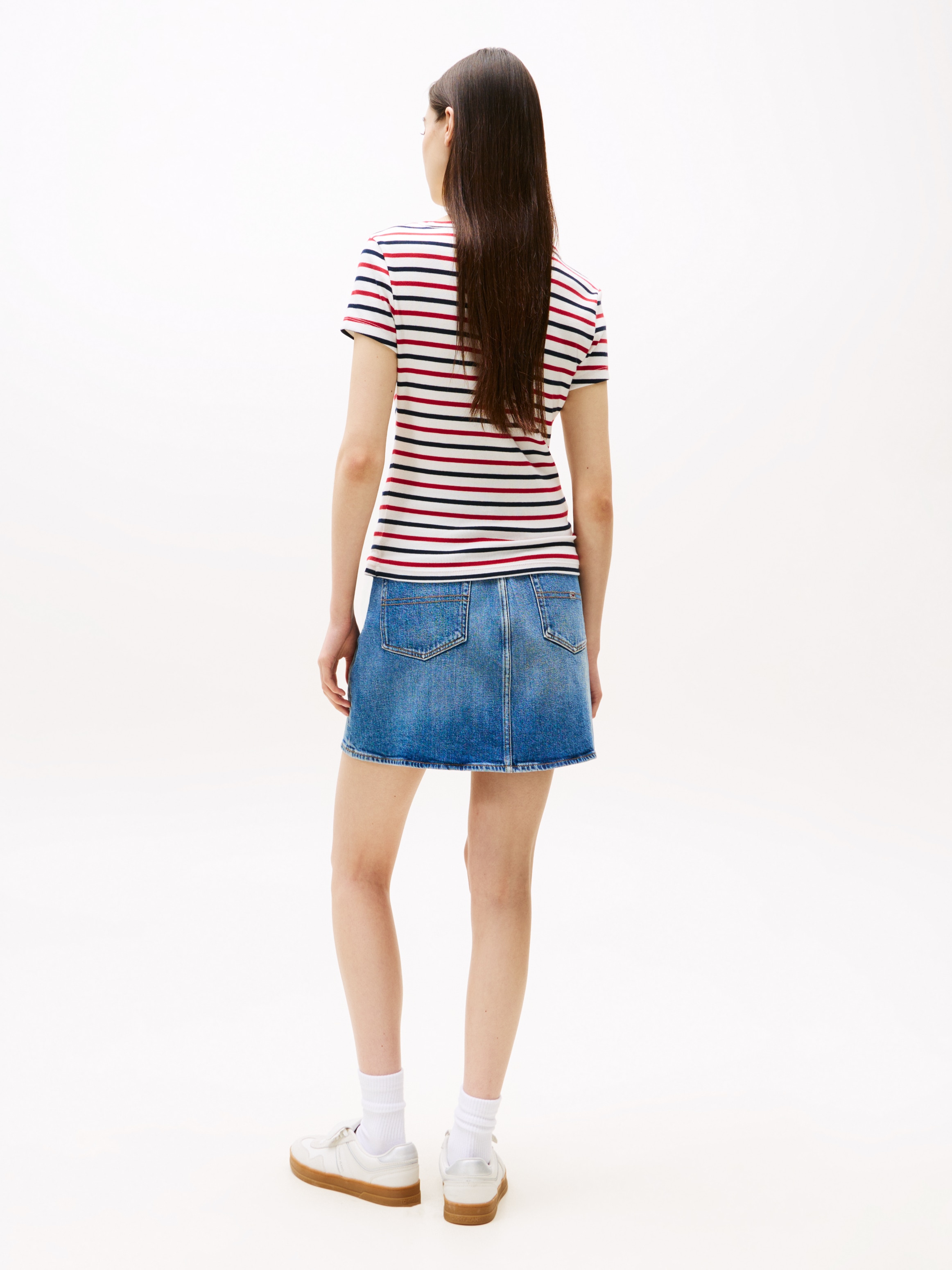 Tommy Jeans T-Shirt »TJW SLIM ESSENTIAL RIB V SS«, mit Logostickerei
