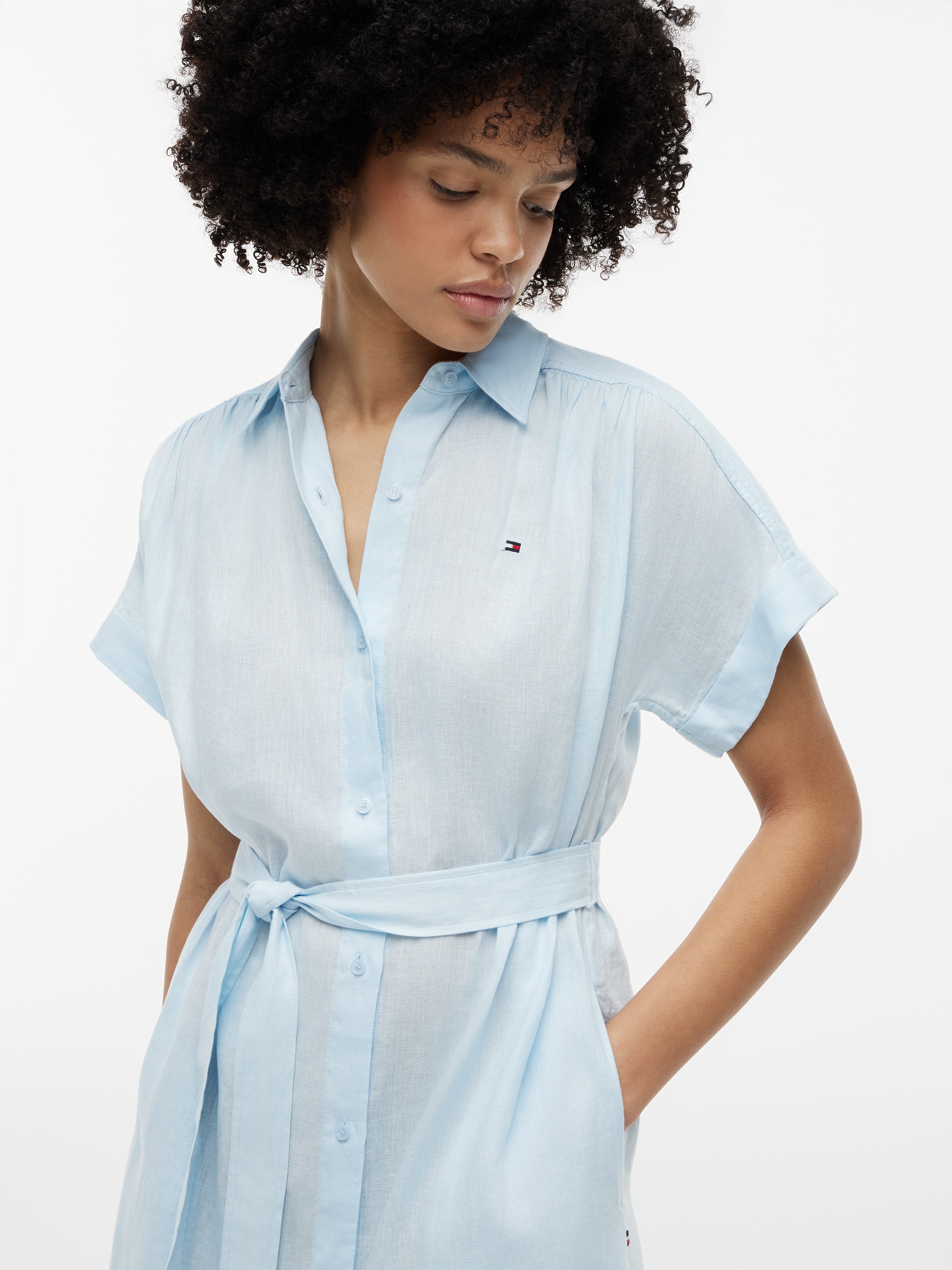 Tommy Hilfiger Hemdblusenkleid »LINEN BELTED KNEE SS SHIRT DRESS« doppelte Eingrifftaschen mit Bindegürtel