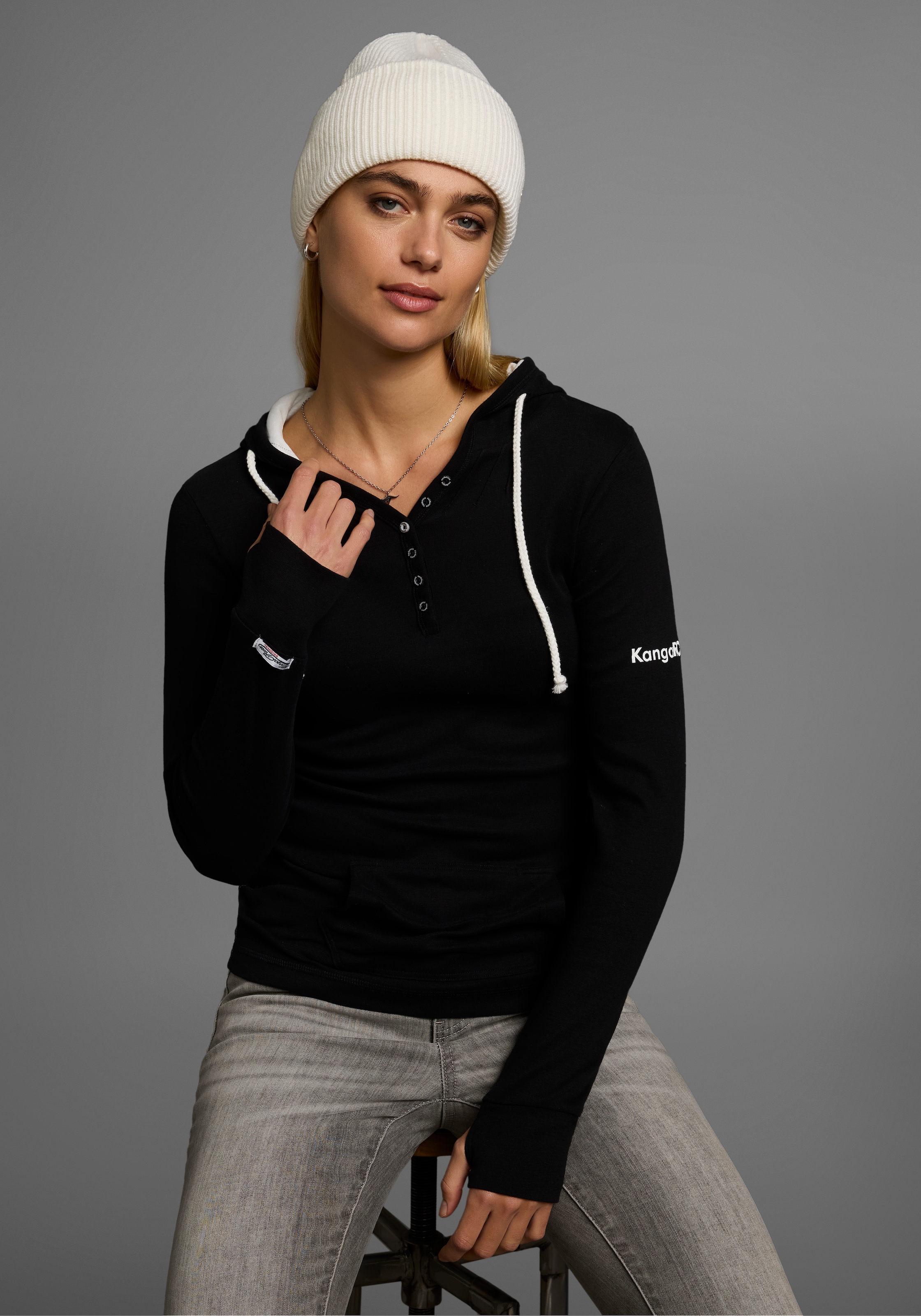 KangaROOS Kapuzenshirt, Langarm mit Daumenlöchern, figurbetonter Schnitt, a günstig online kaufen
