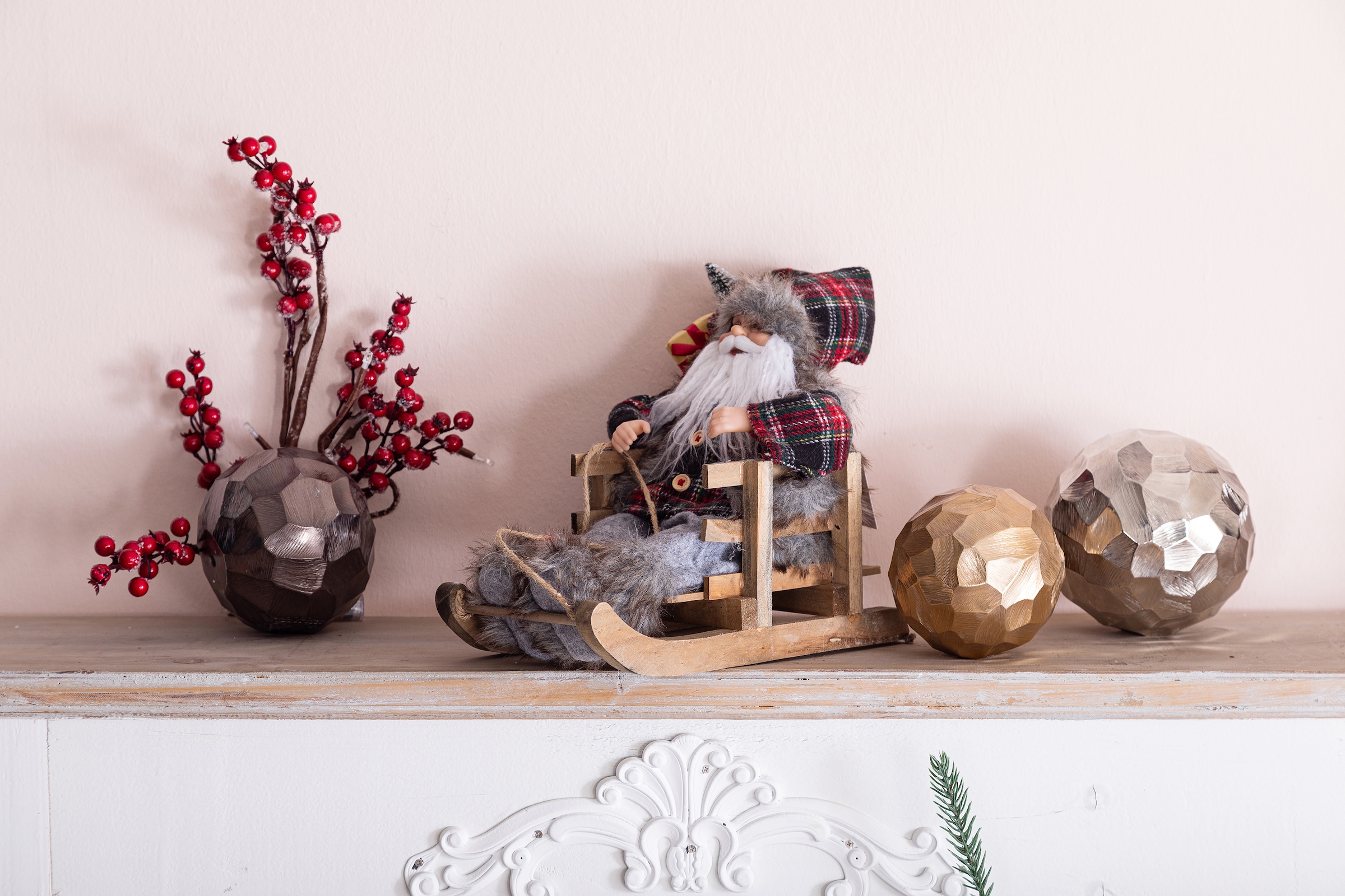 auf »Weihnachtsdeko«, ca. | Schlitten, Myflair einem BAUR Accessoires cm 24 Weihnachtsmann kaufen Höhe & Möbel