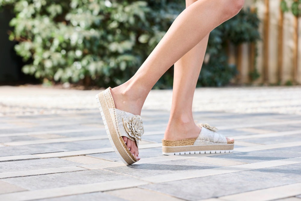 Thumbnail - Rieker Pantolette Sommerschuh, Schlappen mit modischem Plateau