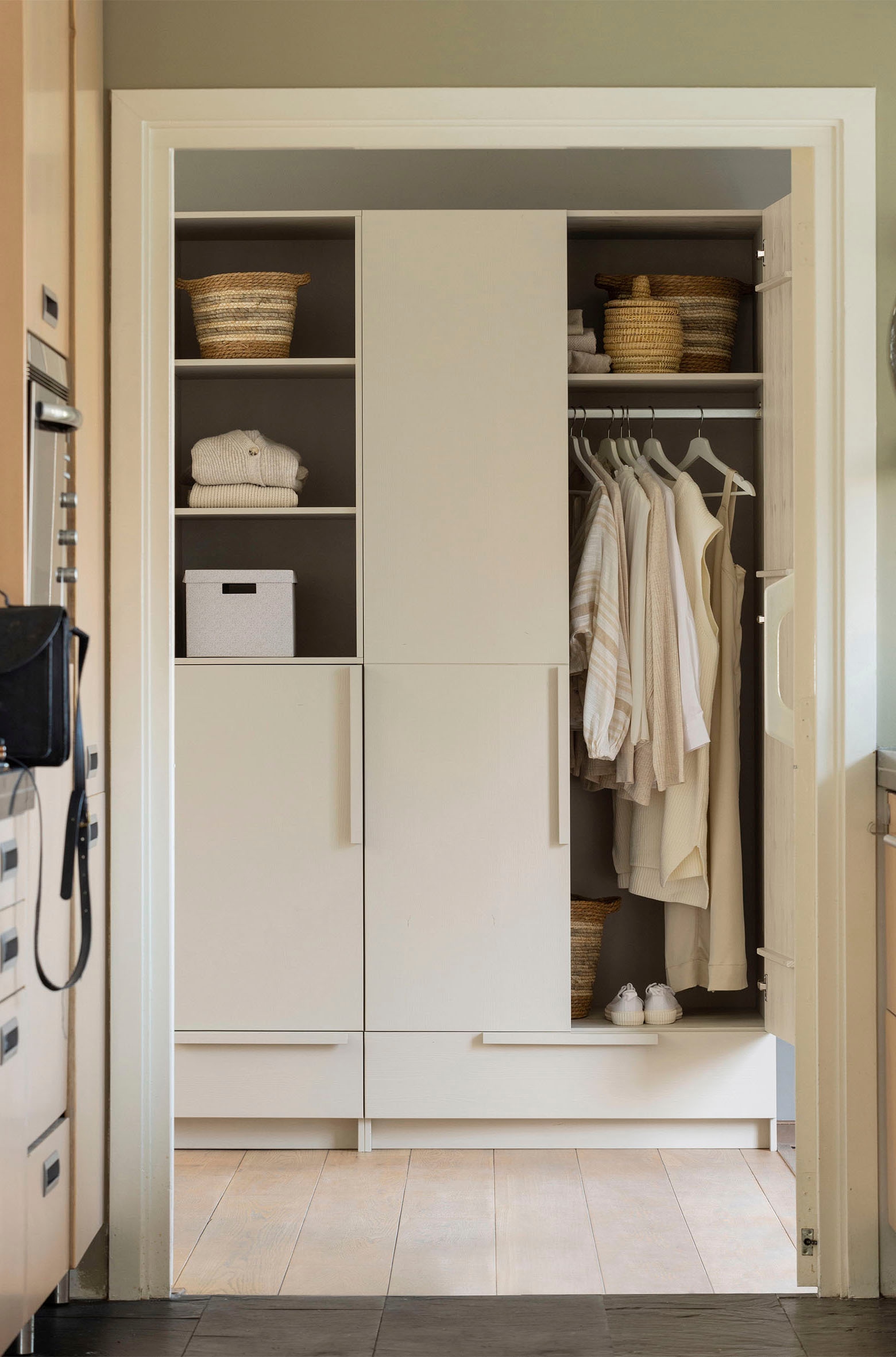WOOOD Kleiderschrank »Pure«, mit Kleiderstange, Kiefernholz, Höhe 215 cm