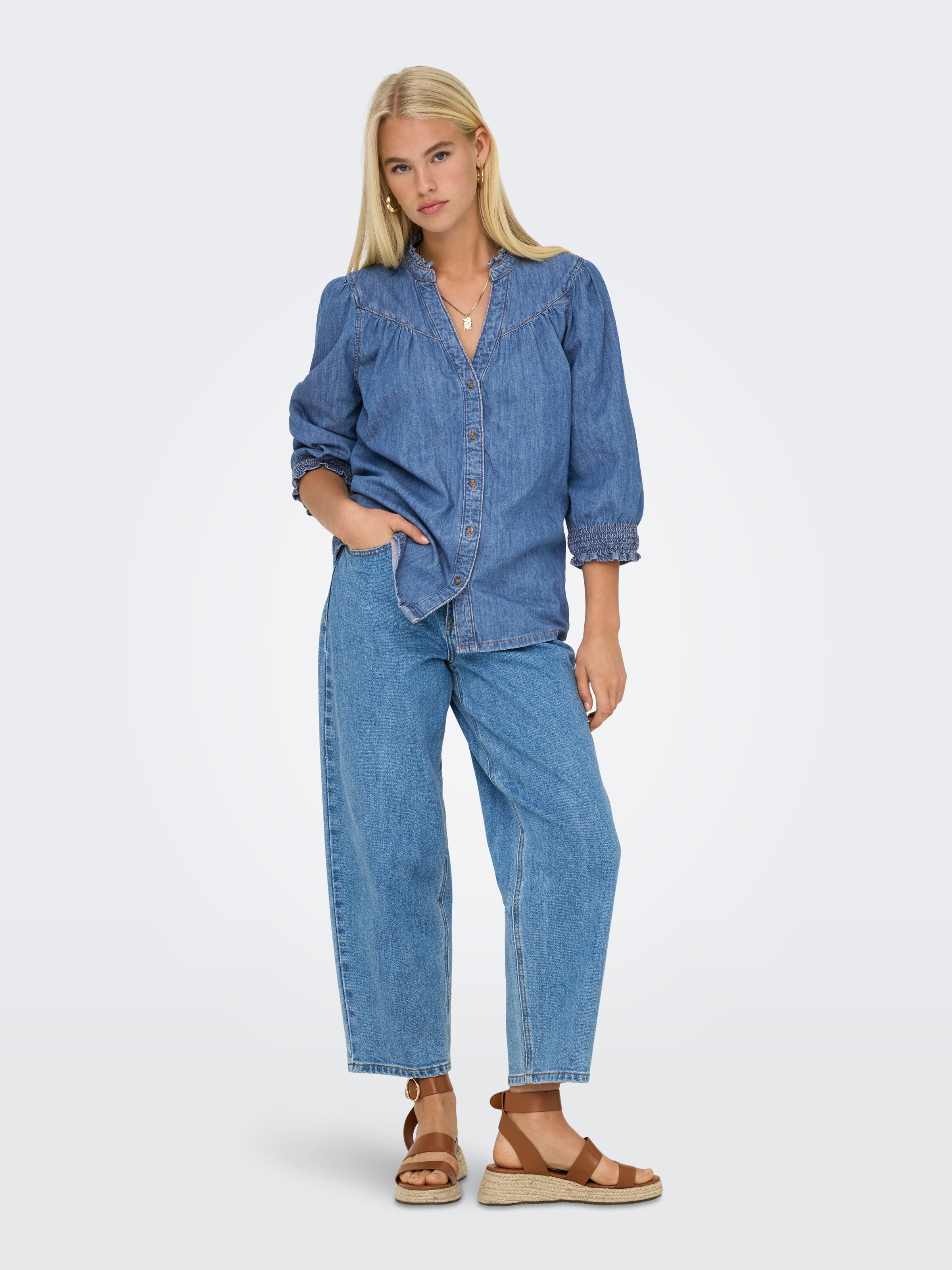 Jeansbluse ONLY "ONLRAYA 3/4 SHIRT DNM AKM NOOS", Damen, Gr. M, medium blau denim, Denim/Jeans, Obermaterial: 100% Baumwolle, unifarben, regular fit hüftlang, V-Ausschnitt, Blusen Jeansbluse, mit Rüschenkragen 3