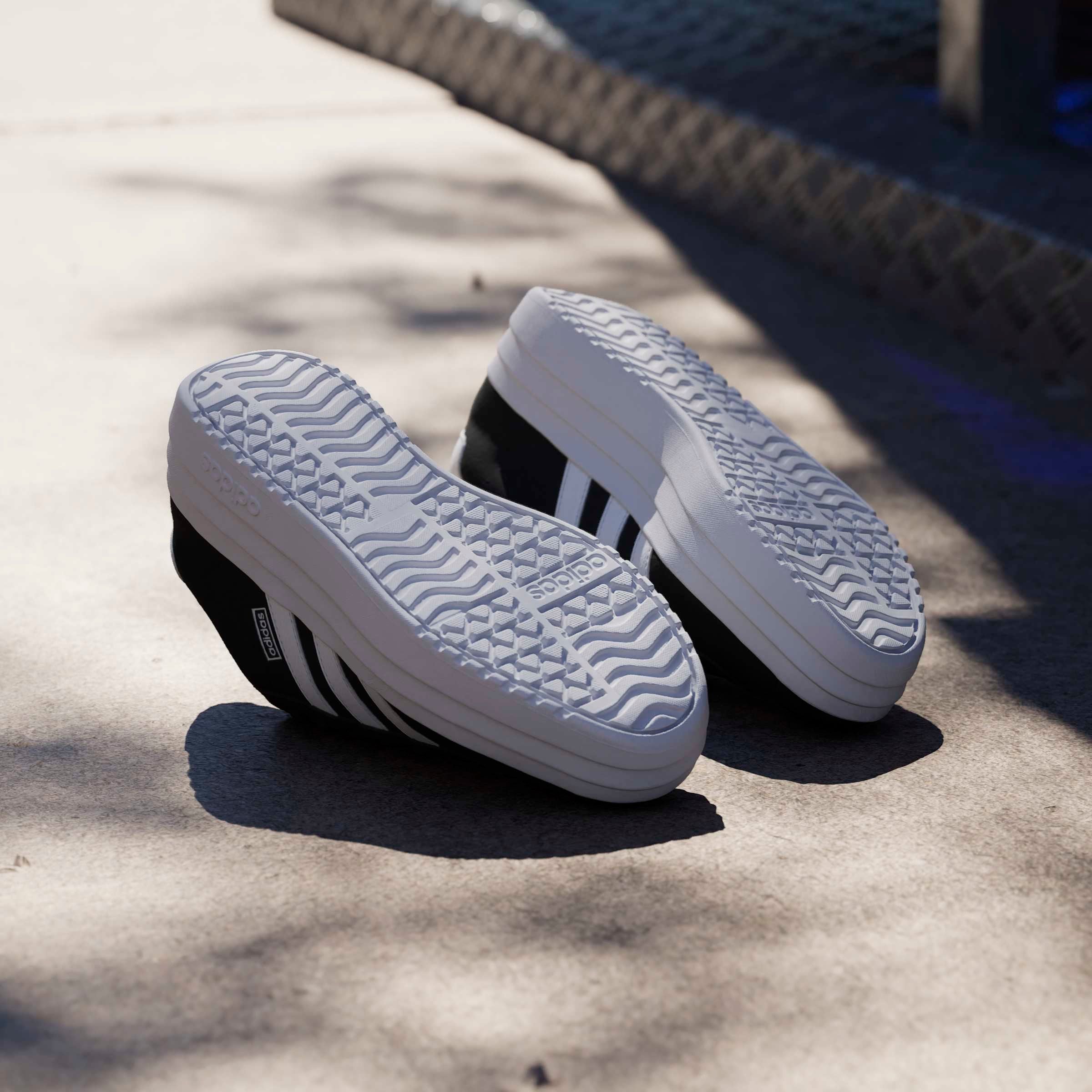 adidas Sportswear Plateausneaker »VL COURT BOLD LIFESTYLE KIDS«, Design auf den Spuren des adidas Gazelle Bold