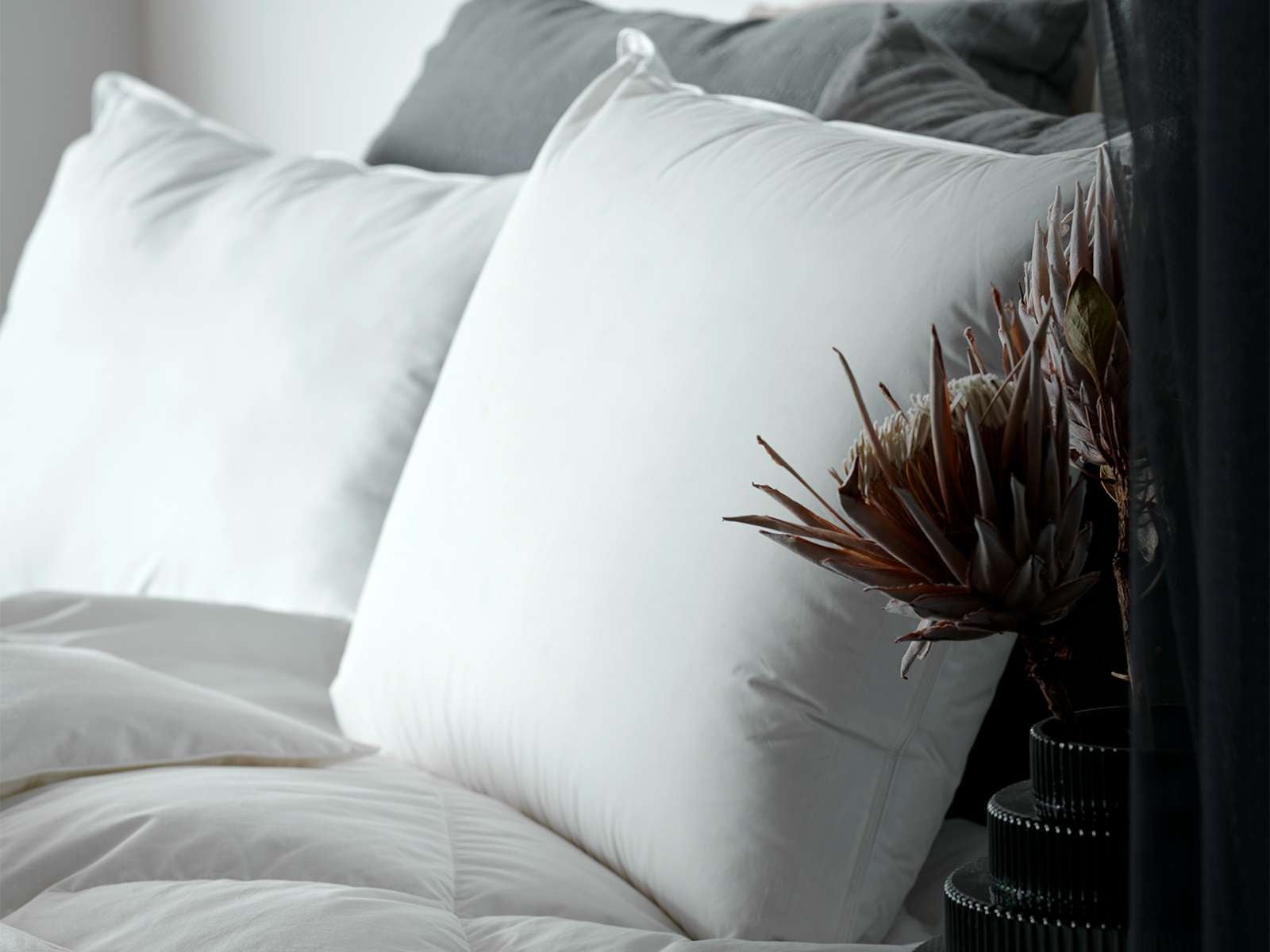 Universe of sleeping Baumwollkissen »mit Mischung aus 50% Polyesterfasern & 50% Feder-Daunenfüllung«, Füllung: Mischung aus 50% Polyesterfasern & 50% Feder-Daunenfüllung, (1 St.), Kopfkissen 40x80 cm. Dauerbauschig, pflegeleicht, Allergiker geeignet