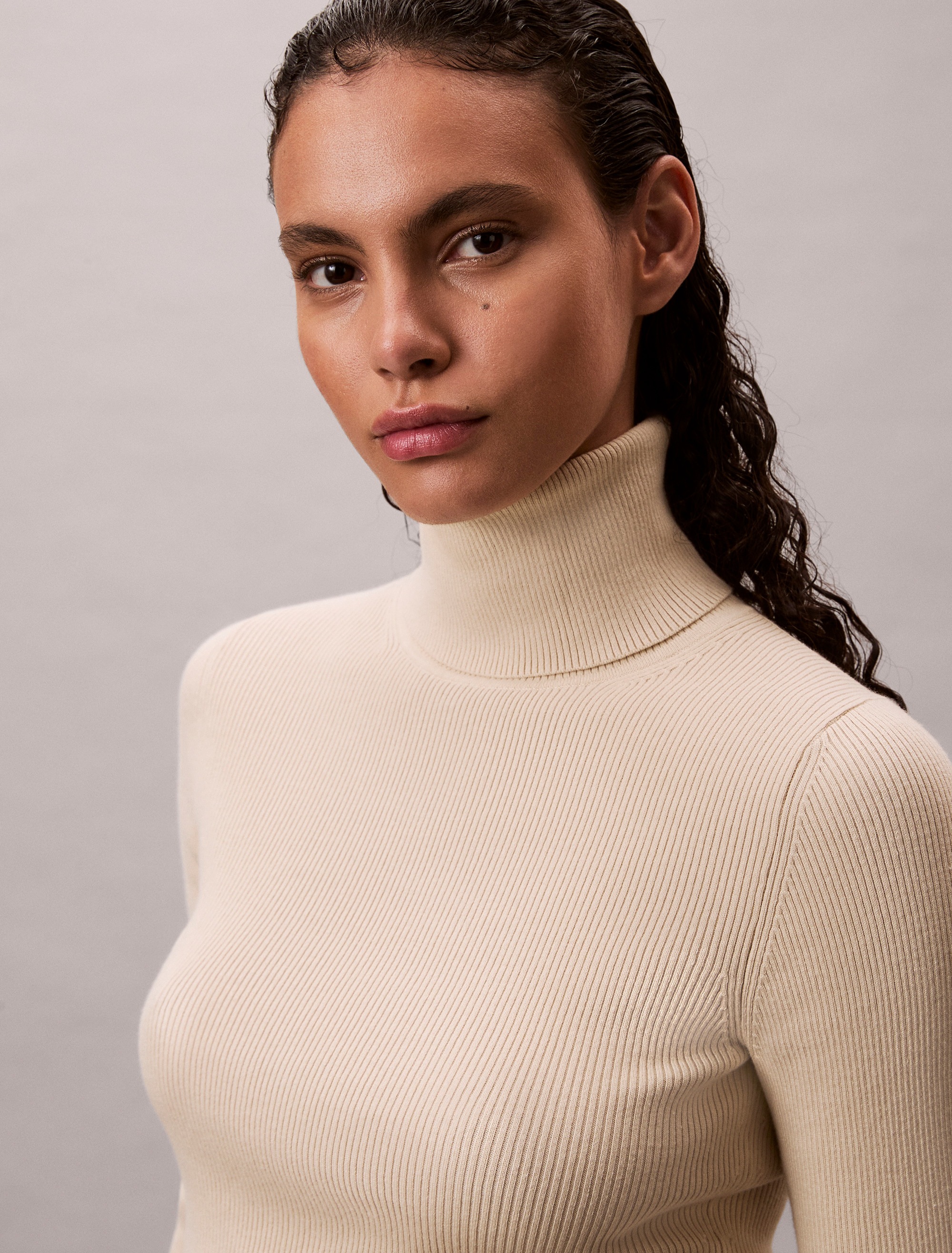 Thumbnail - Calvin Klein Jeans Rollkragenpullover Rippstrick, figurbetonte Passform, Markenlabel