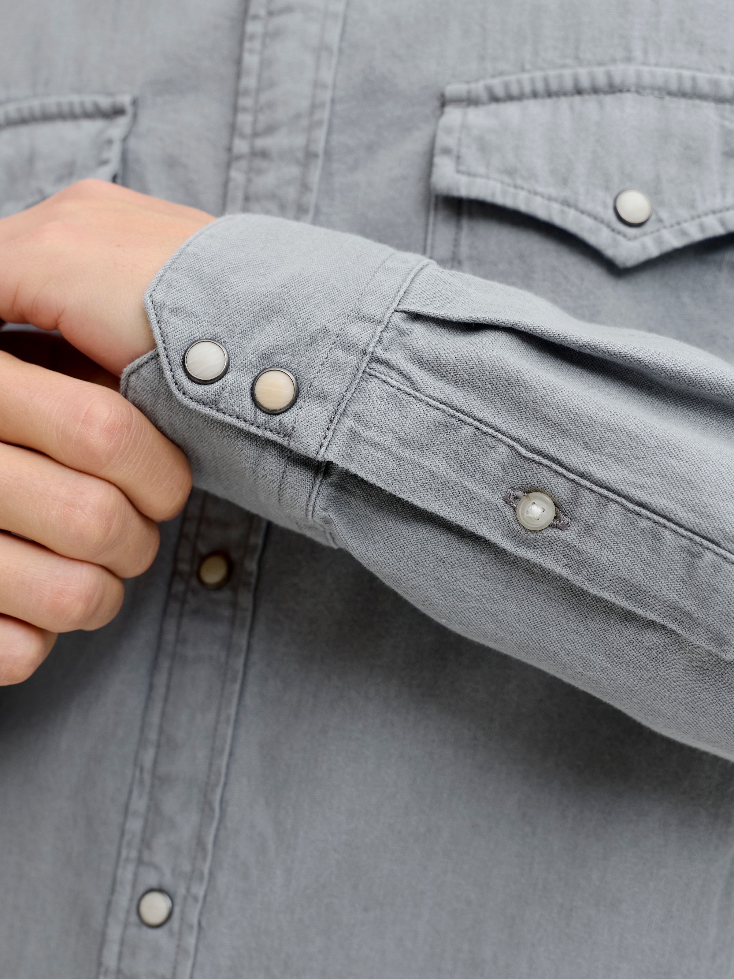 Jack & Jones Jeanshemd »JJESHERIDAN im Workwear-Stil mit robuster Baumwollqualität« mit angesetzter Brusttasche