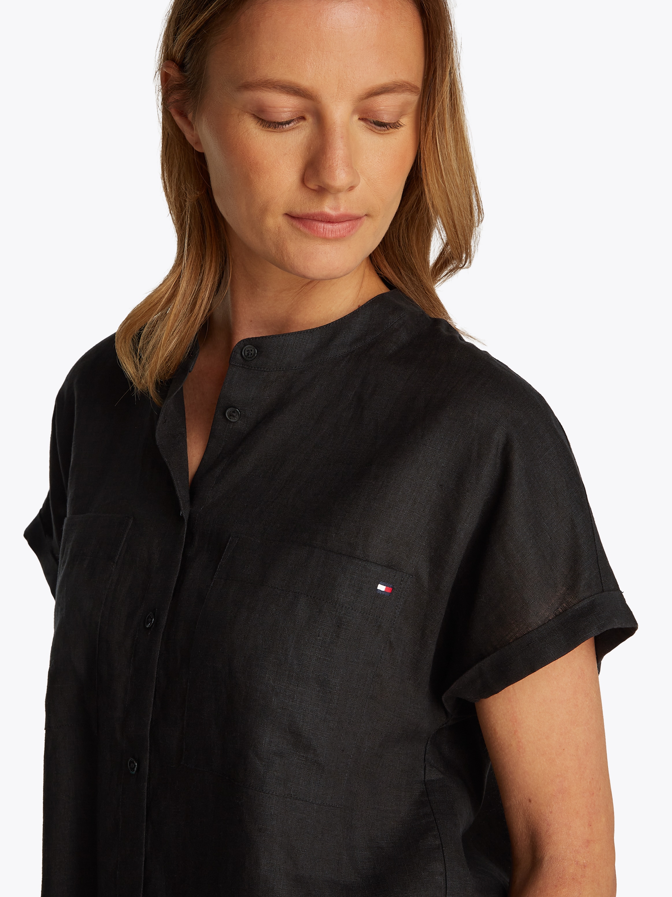 Tommy Hilfiger Kurzarmbluse »ESS LINEN COLLARLESS S/S BLOUSE«, mit Logostickerei,kühlendes Premium Leinen