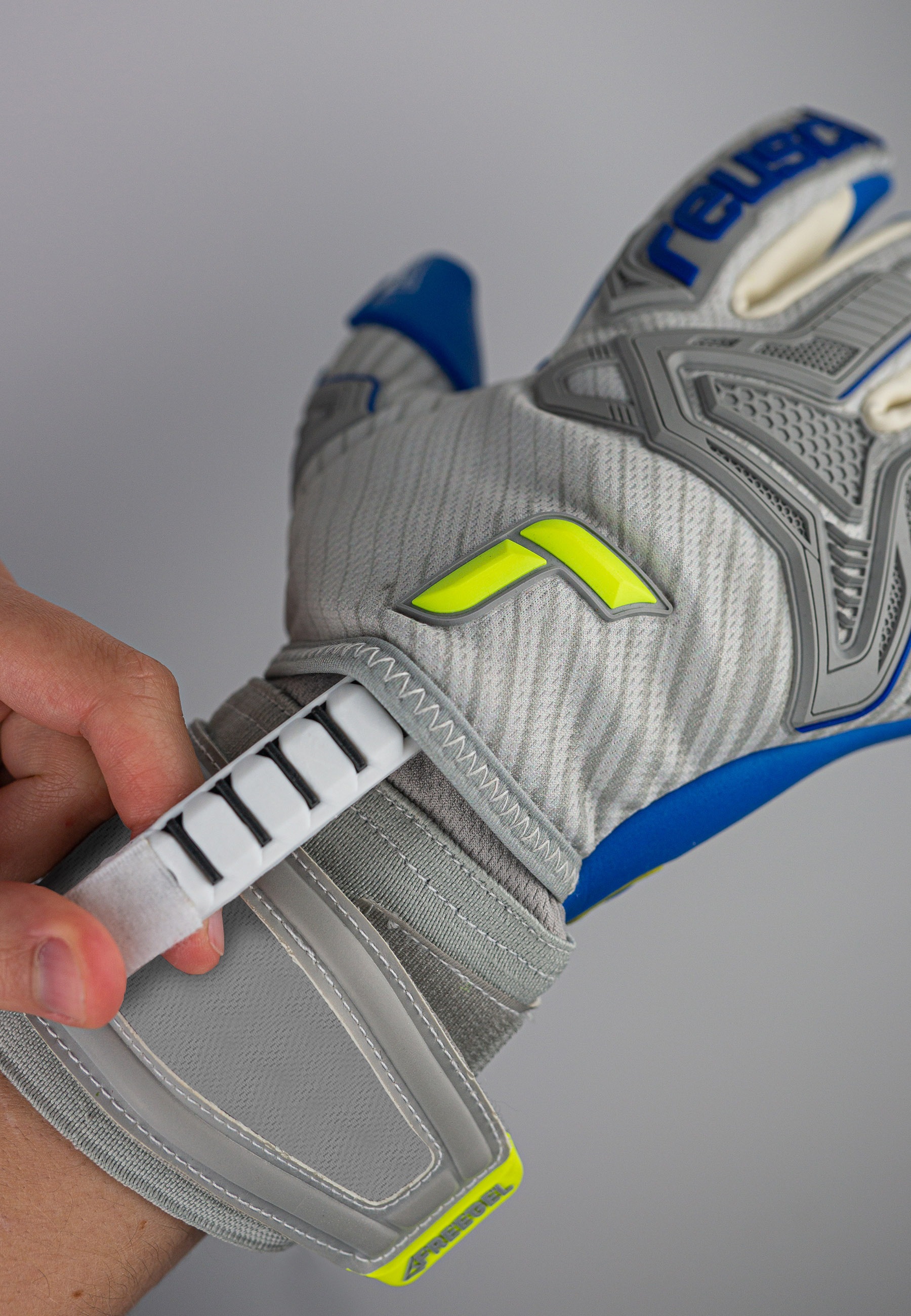Reusch Torwarthandschuhe »Attrakt Freegel Gold Finger Support«, mit praktischem Fingerschutz