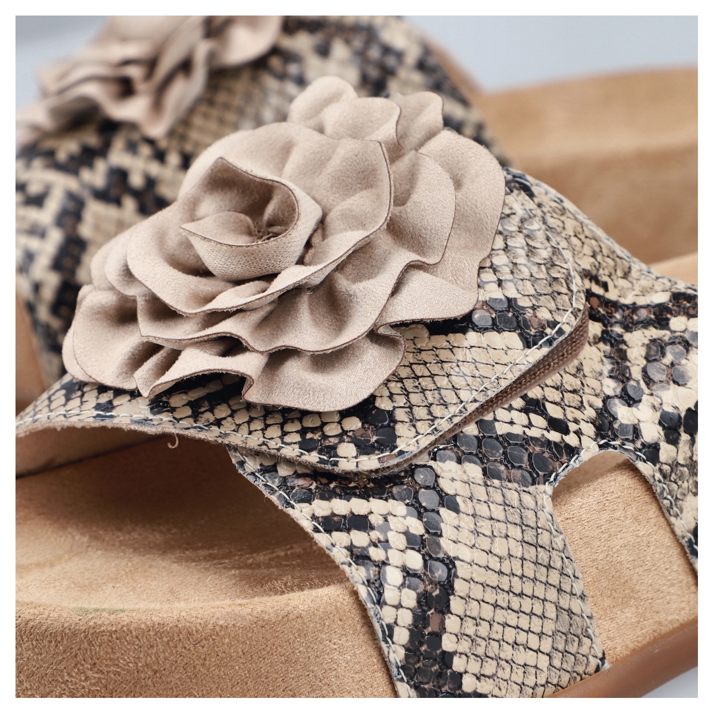 Rieker Pantolette  Sommerschuh, Urlaubsschuh, Strandschuh mit Blüte