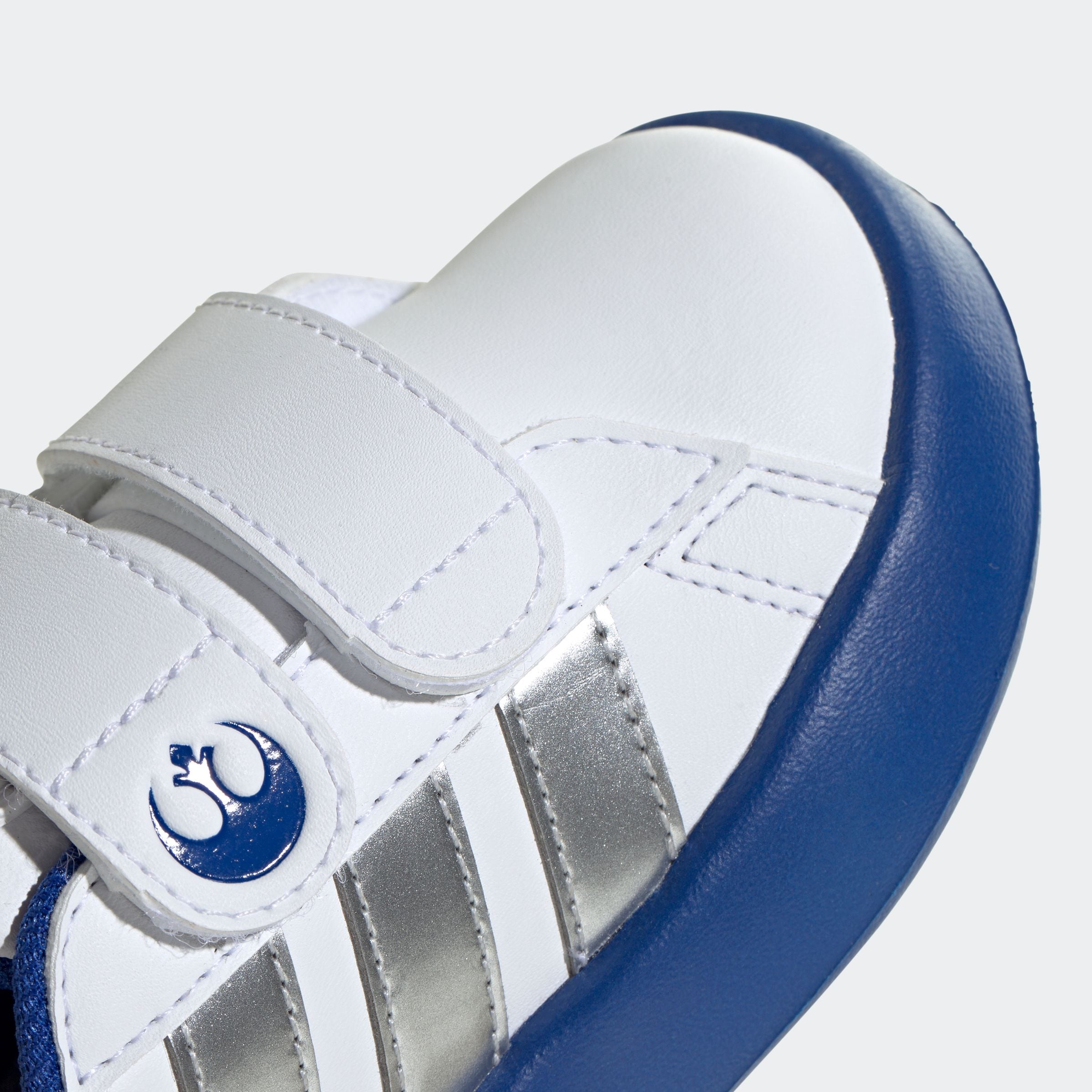 adidas Sportswear Klettschuh »ADIDAS STAR WARS KIDS GRAND COURT 2.0 SCHUH«, Design auf den Spuren des adidas Superstar, für Kinder
