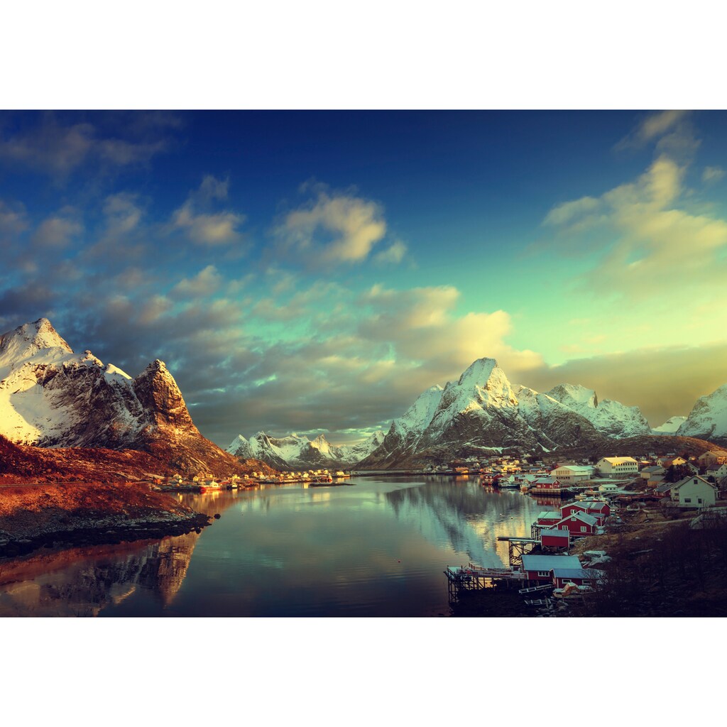 Papermoon Fototapete »LOFOTEN-INSELN-SEE GEBIRGE BERGE ALPEN SONNE DORF MEER«