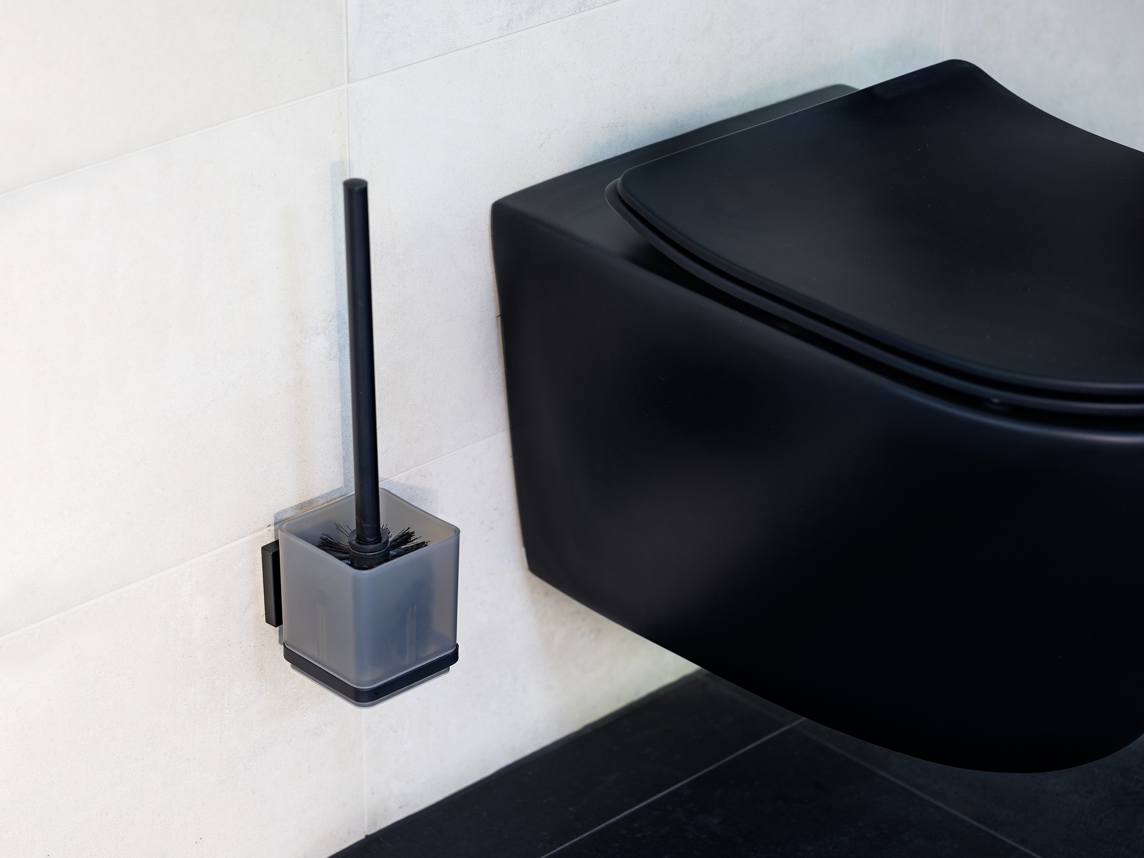 WENKO WC-Garnitur »Vacuum-Loc® Quadro« aus Edelstahl | Kunststoff WC-Bürstenhalter & Toilettenpapierhalter, Wandmontage ohne Bohren