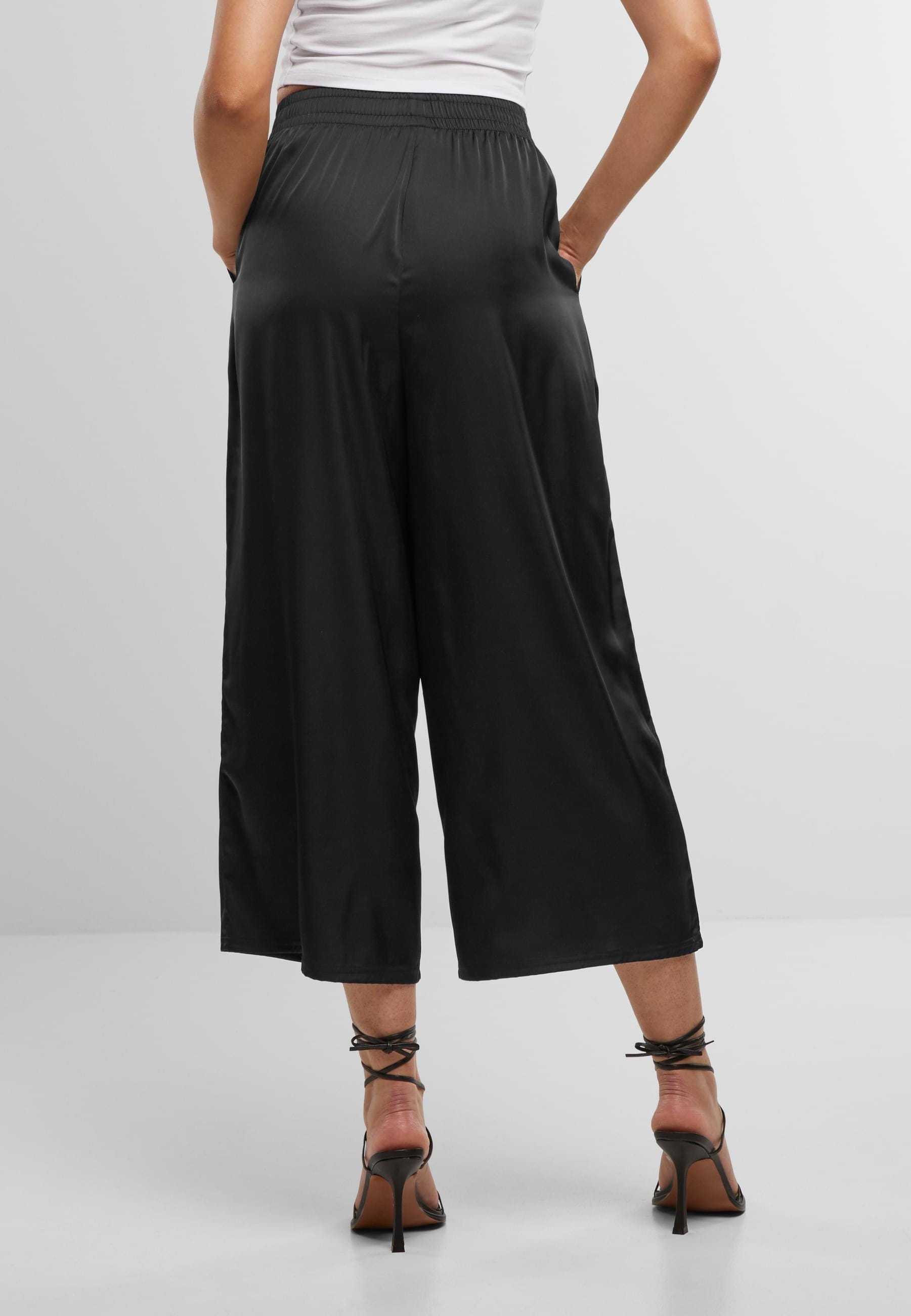 URBAN CLASSICS Stoffhose »Urban Classics Ladies Satin Wide Leg Culotte«, (1 tlg.)