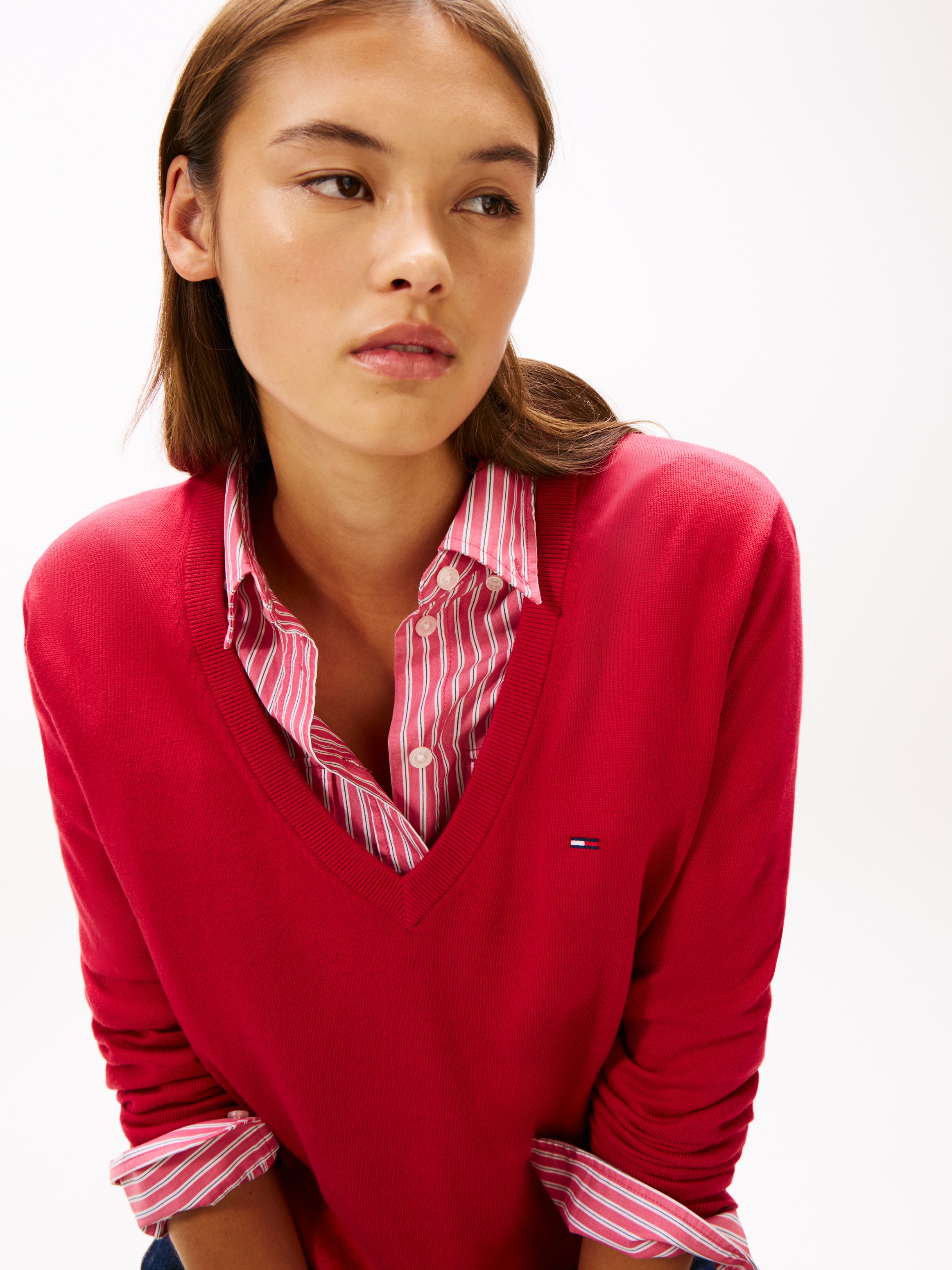 Tommy Jeans V-Ausschnitt-Pullover »TJW ESSENTIAL VNECK SWEATER EXT«, mit Logostickerei