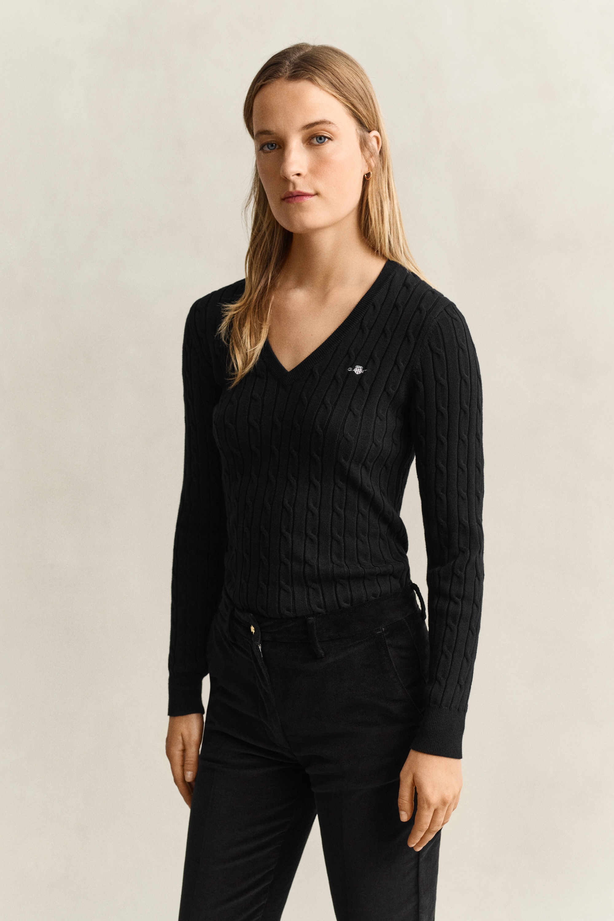 Gant Strickpullover »STRETCH COTTON CABLE V-NECK« mit Logostickerei auf der Brust