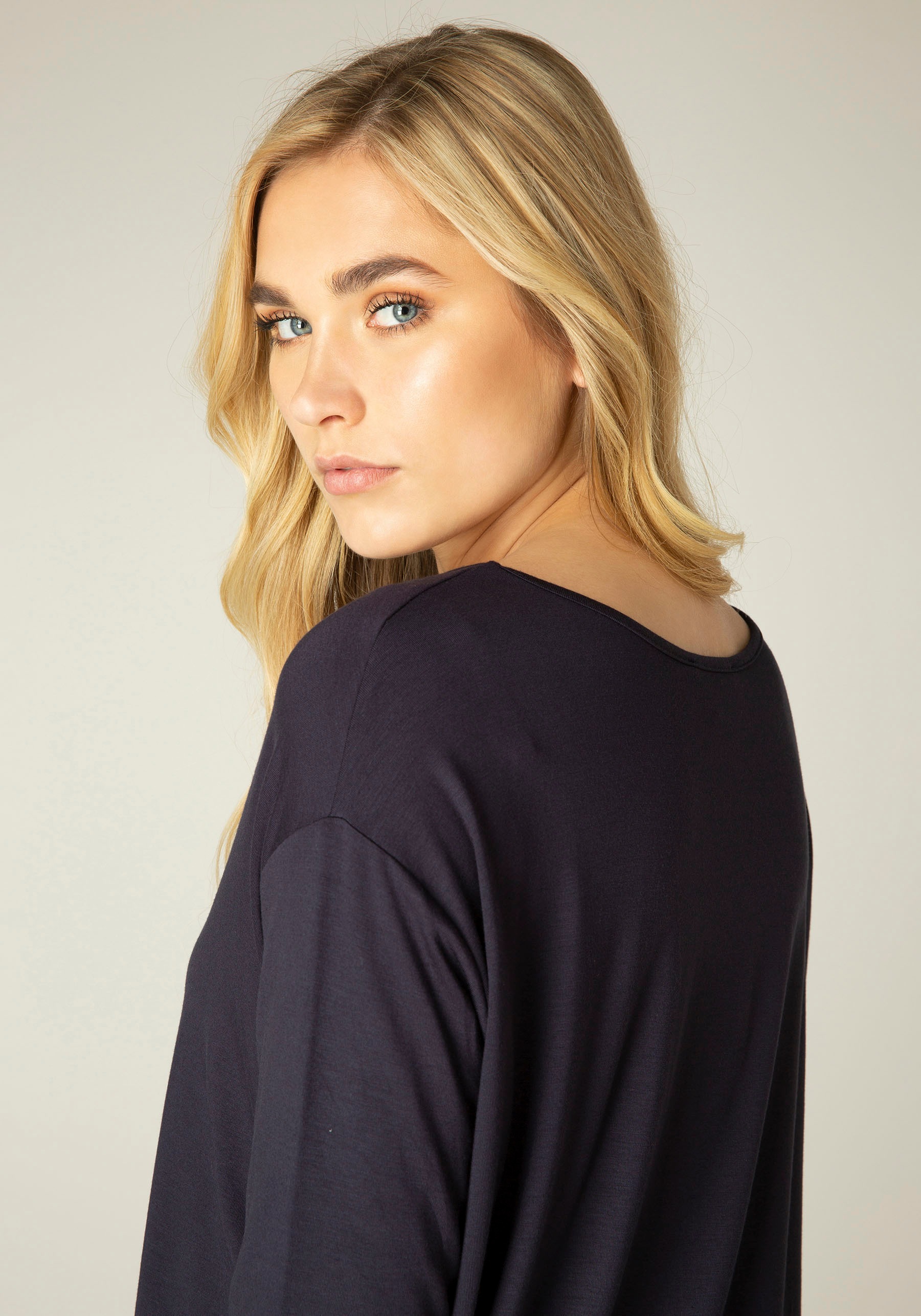 Base Level Langarmshirt "Yolanda", Weiter Schnitt mir formgebendem Einsatz günstig online kaufen