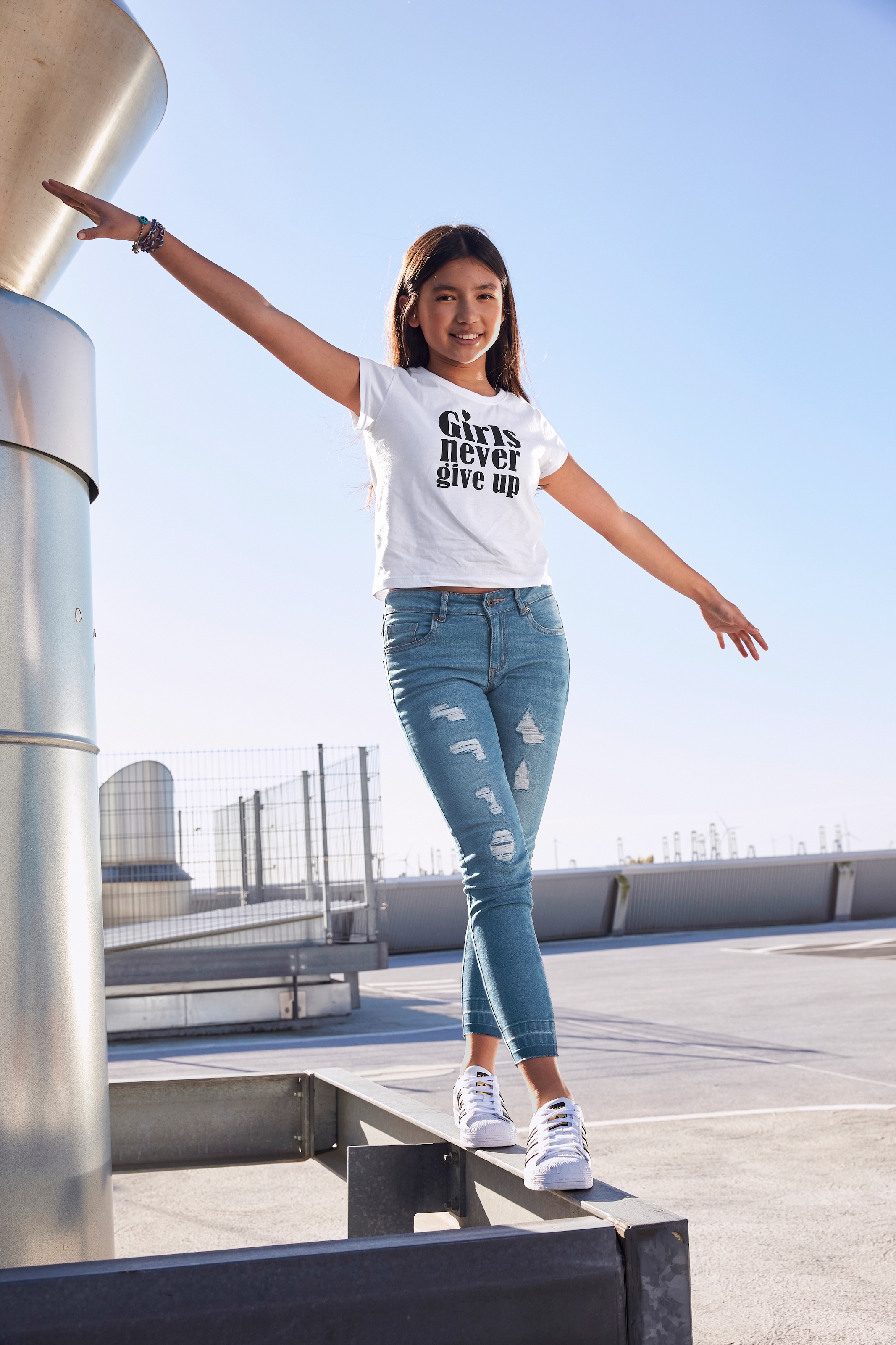 KIDSWORLD T-Shirt »Girls nerver give up«, kurze modische Form | BAUR