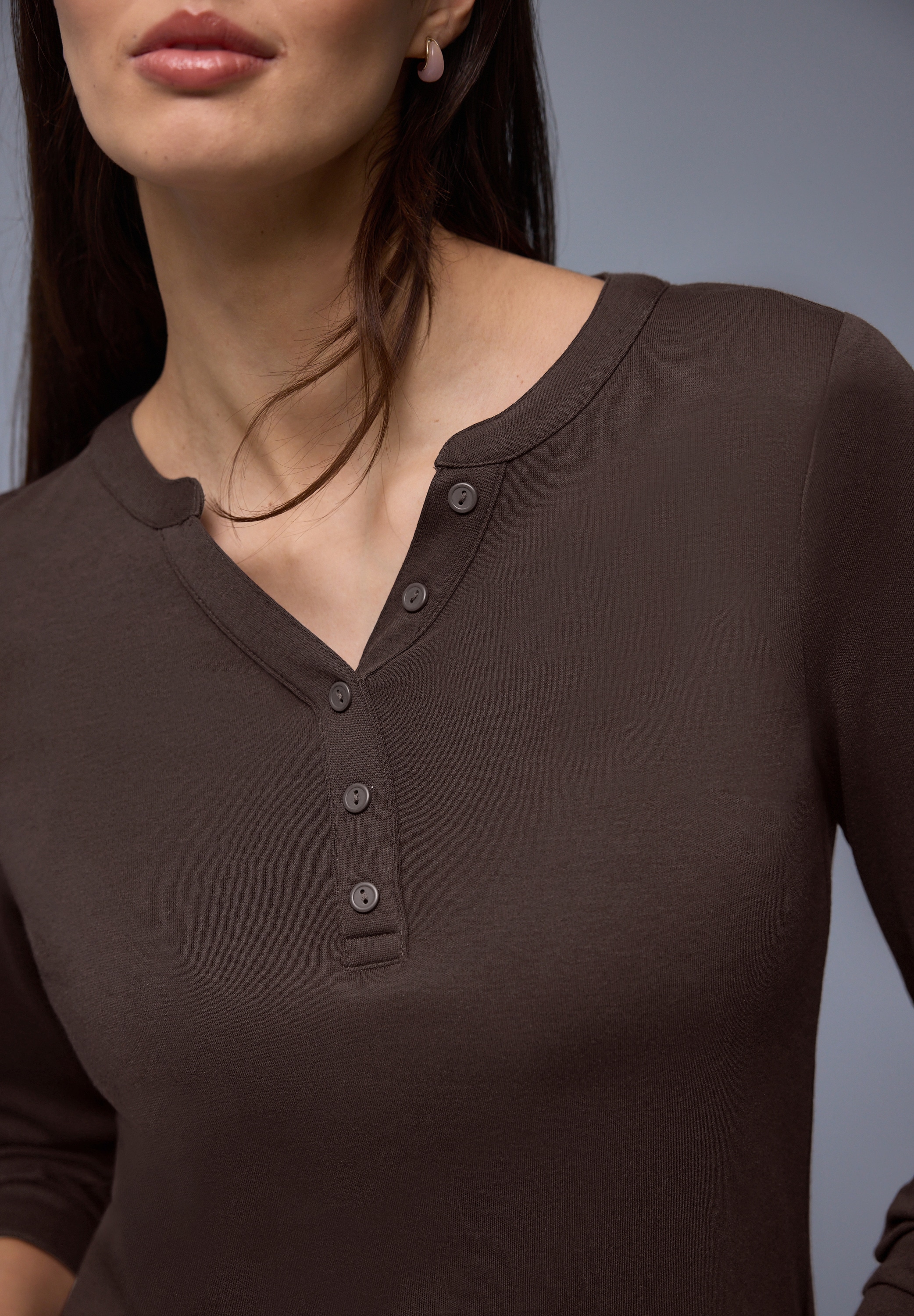 STREET ONE Langarmshirt mit dekorativem Split Neck und Knopfleiste