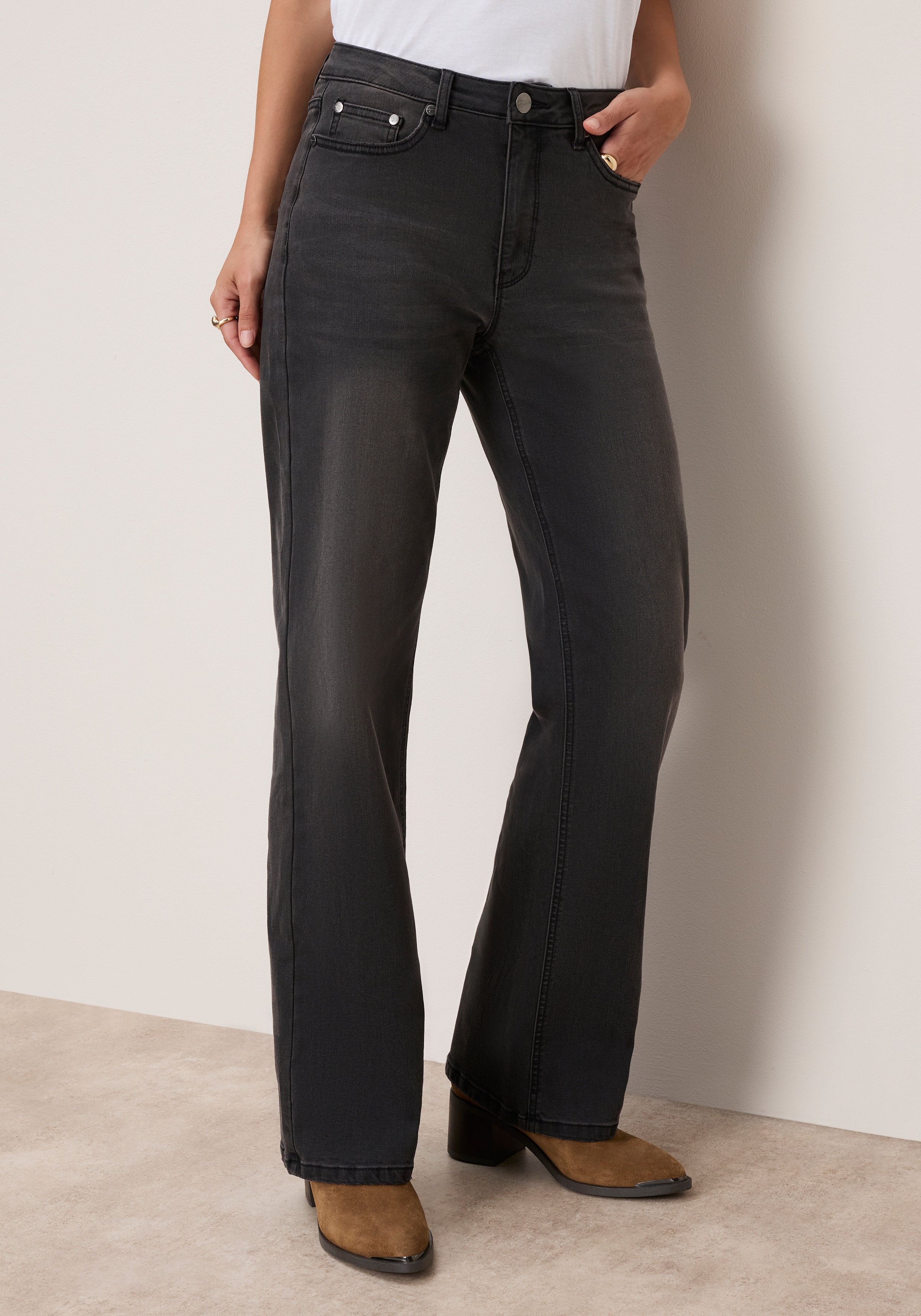 Tamaris Weite Jeans "mit modischer Silhouette und hohem Tragekomfort" hohe Leibhöhe, langer Schnitt, mit Knopf-Applikationen