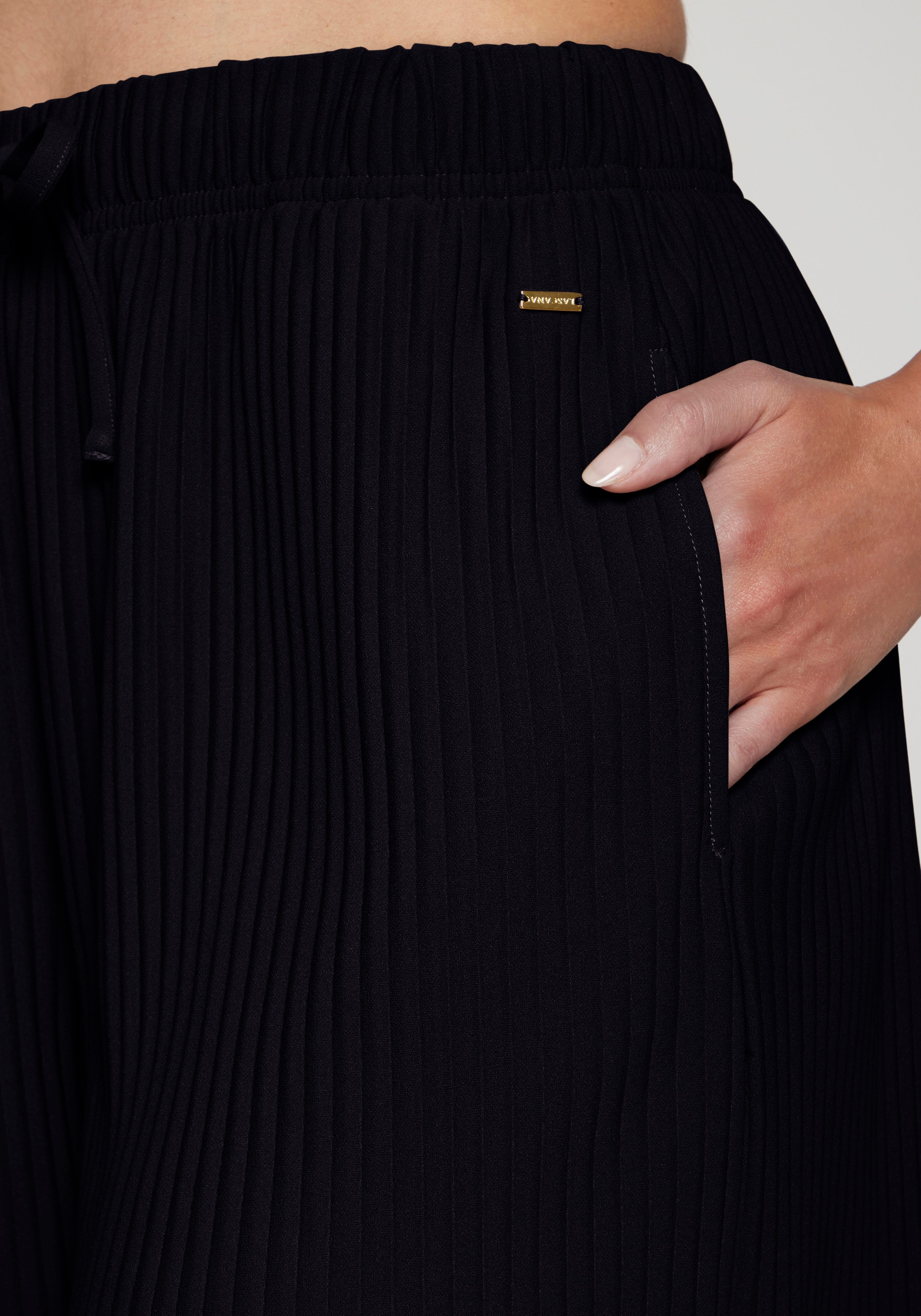 LASCANA Shorts, in weiter Form mit Plisseefalten