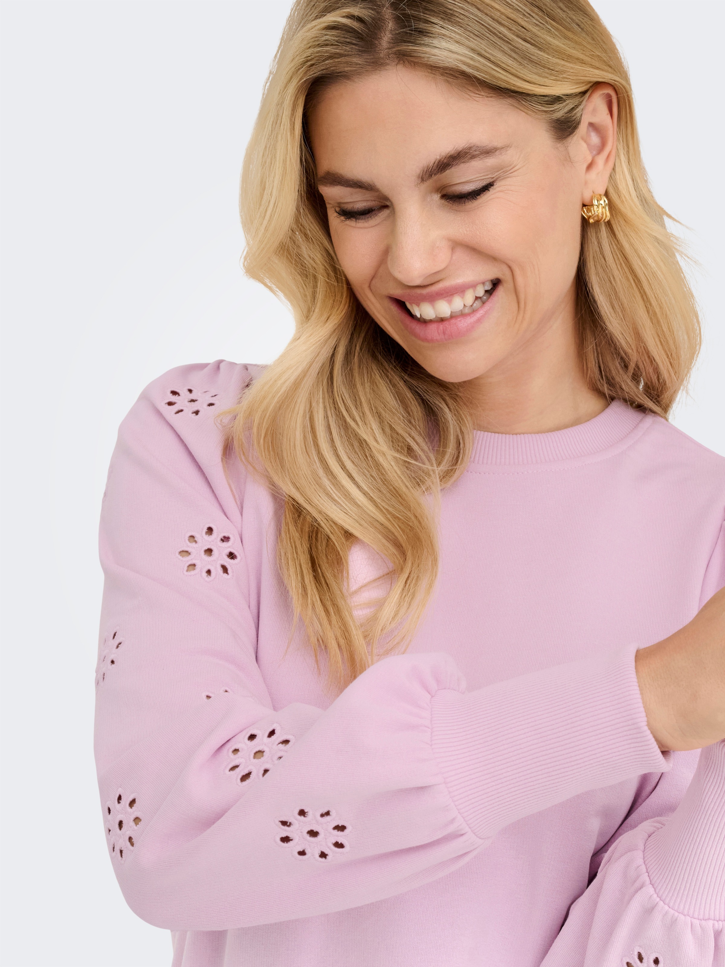 Thumbnail - ONLY "ONLFEMME L/S PUFF EMBROIDERY UB SWT", mit Puffärmeln mit wunderschöner Lochstickerei