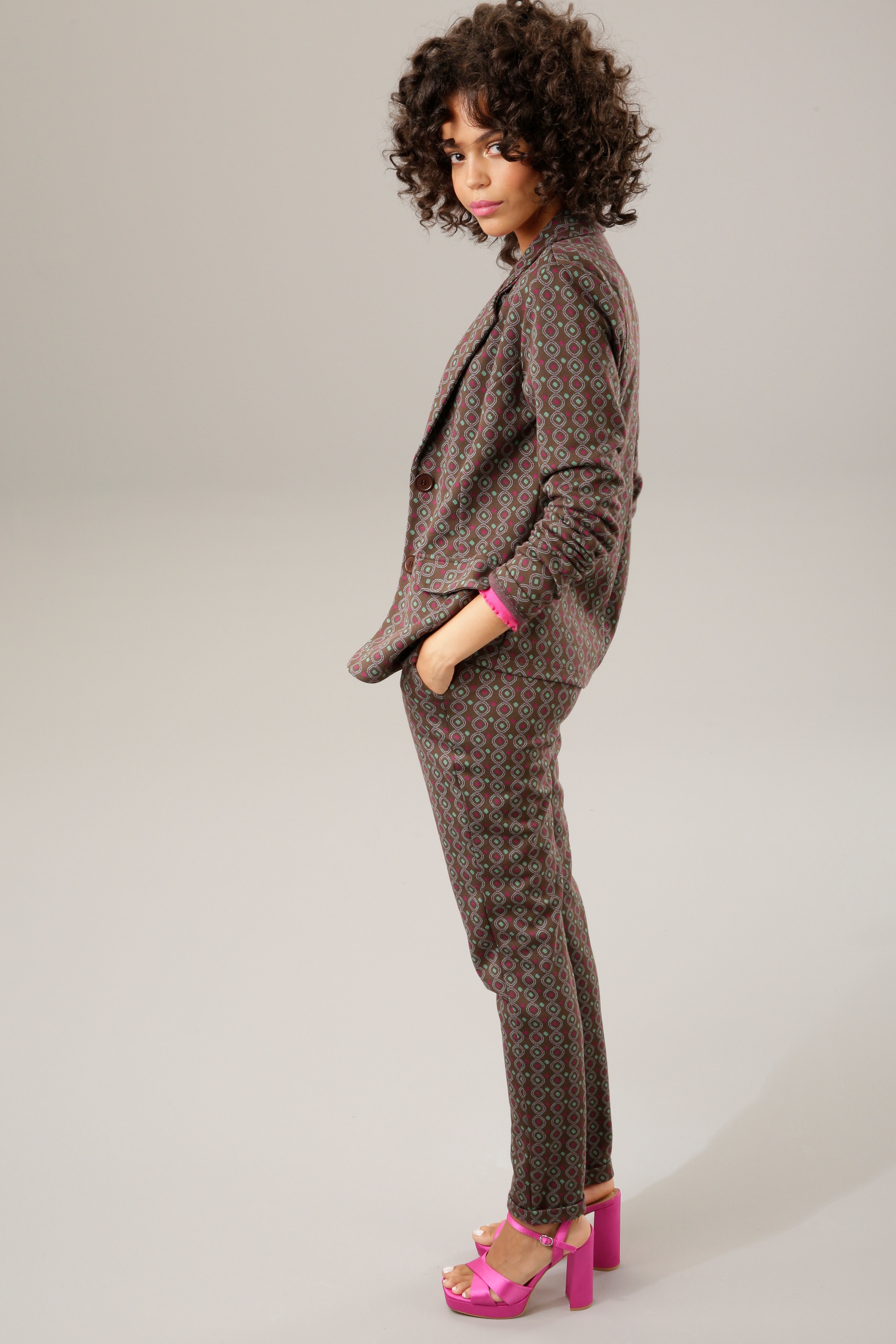 Aniston CASUAL graphischem Muster Schlupfhose, BAUR KOLLEKTION mit farbenfrohem, kaufen NEUE - 
