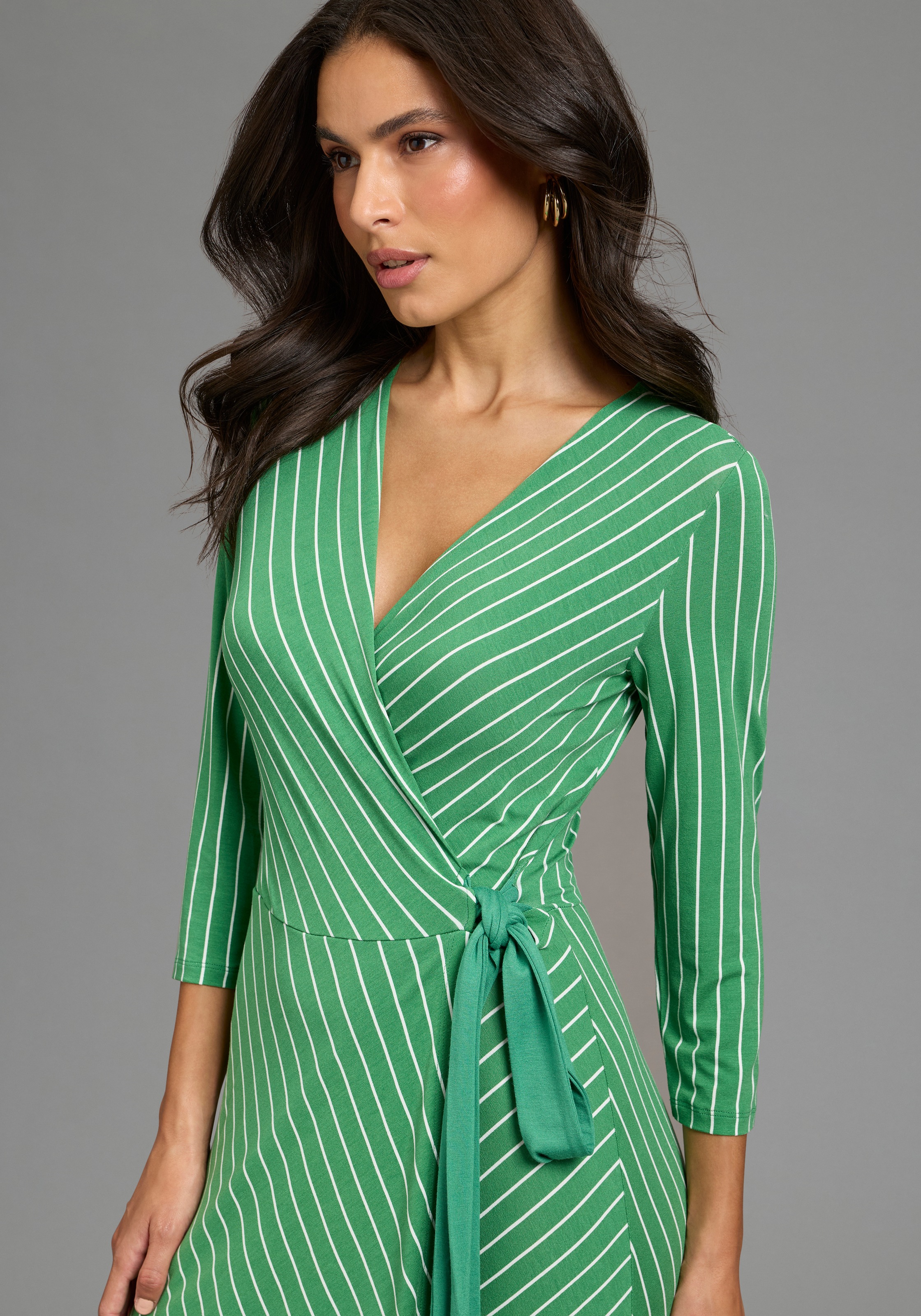 Thumbnail - Laura Scott Midikleid im modischen Streifen-Design