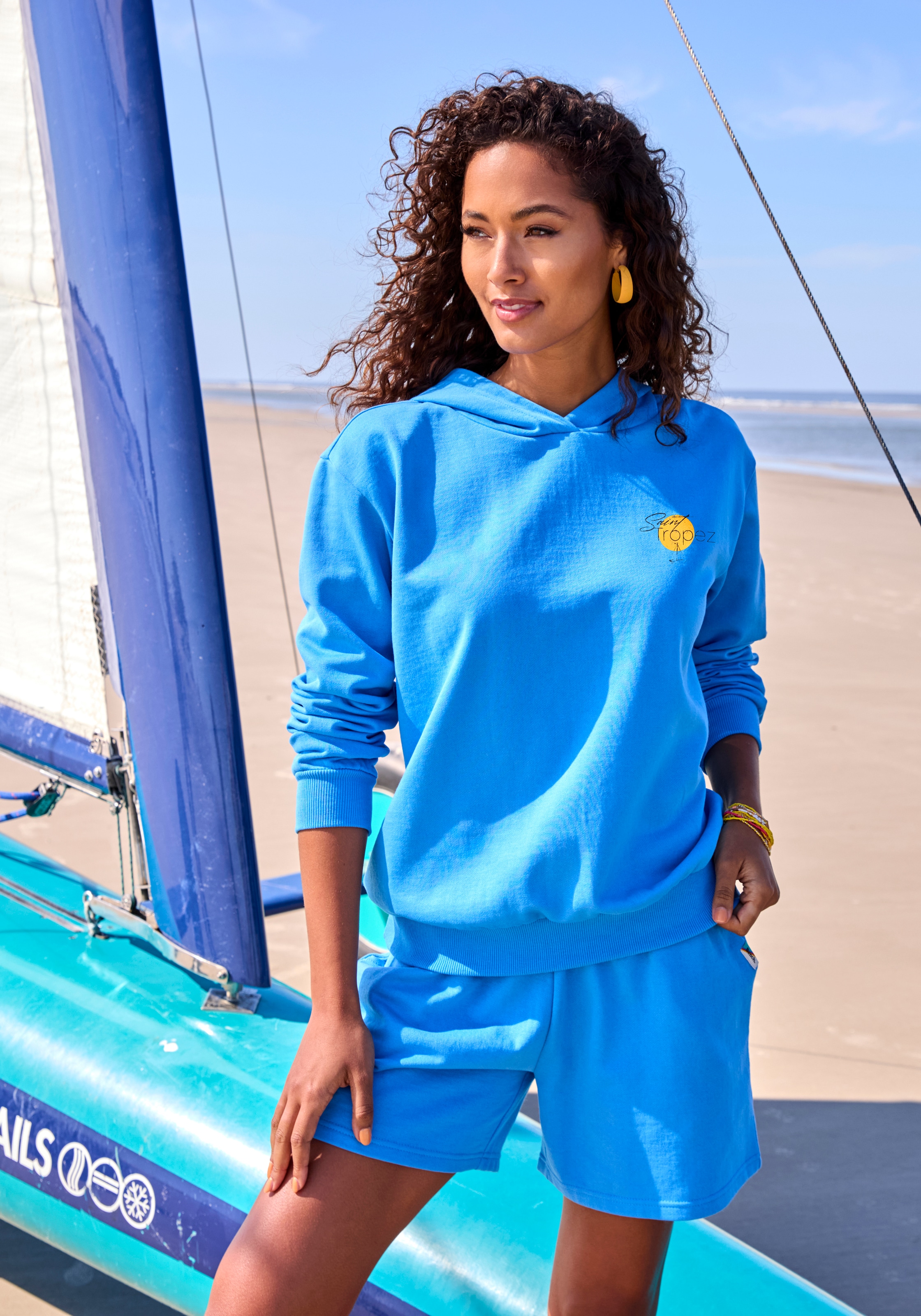 Bench. Kapuzenpullover mit großem Printdruck auf dem Rücken, Loungewear