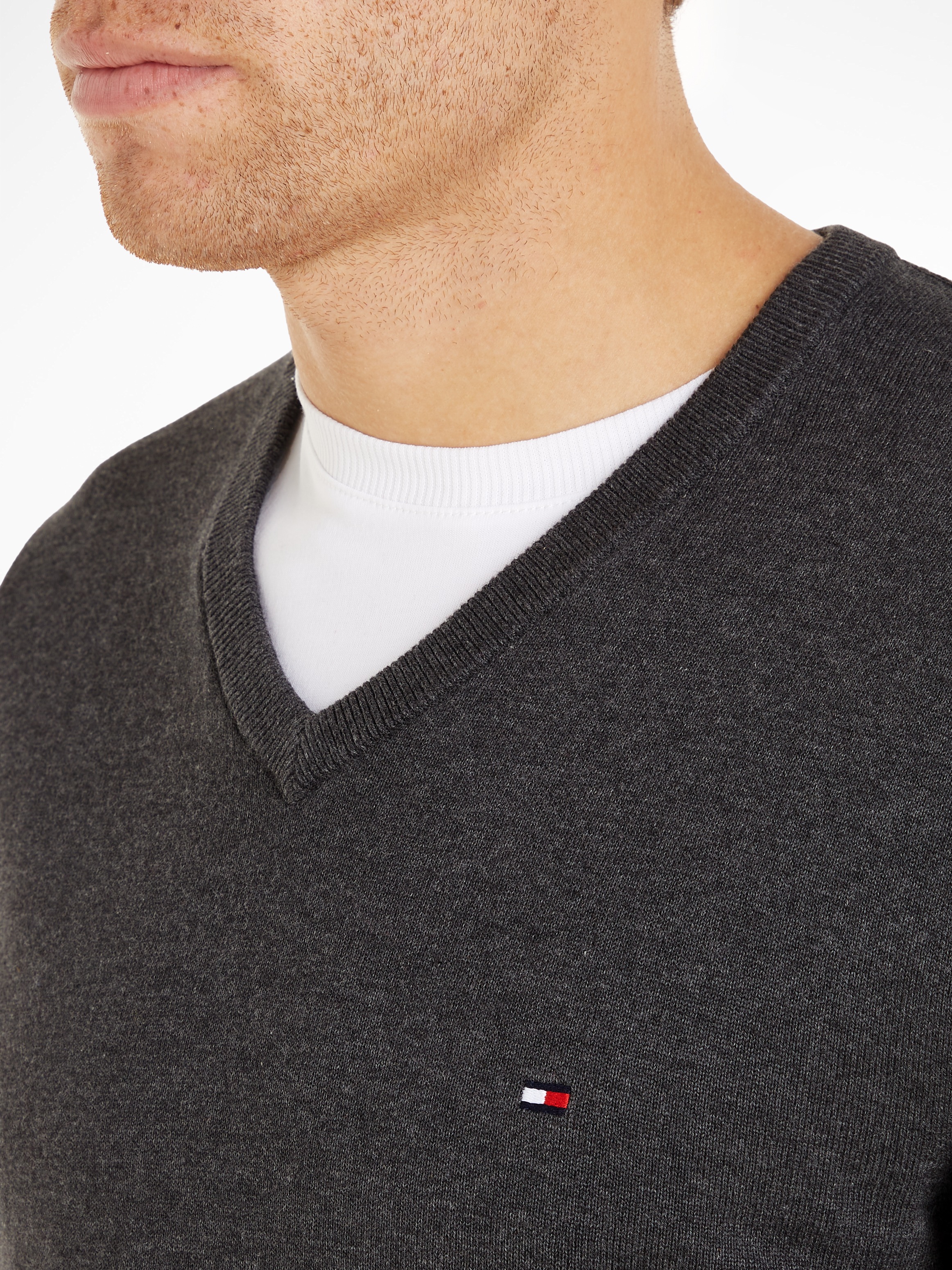 Tommy Hilfiger Strickpullover »ESSENTIAL COTTON V NECK mit V-Ausschnitt und Stickerei«, unifarben, casual, regular fit, Baumwolle, V-Ausschnitt