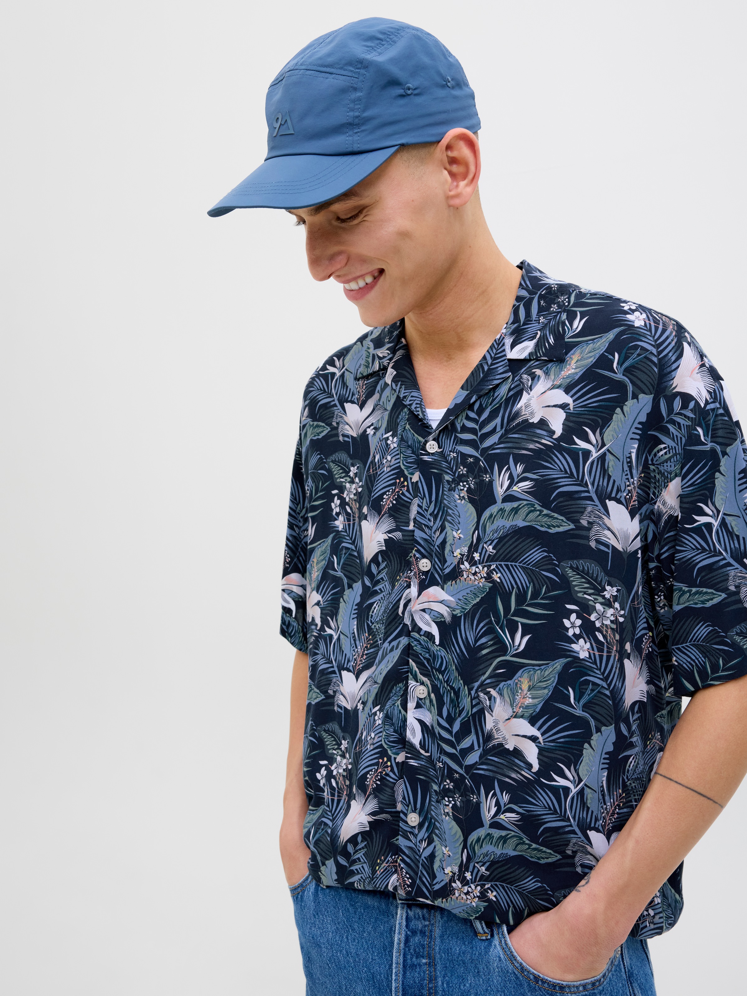 Jack & Jones "JJEJEFF TROPICAL AOP RESORT SHIRT SS SN" mit All-Over Print günstig online kaufen