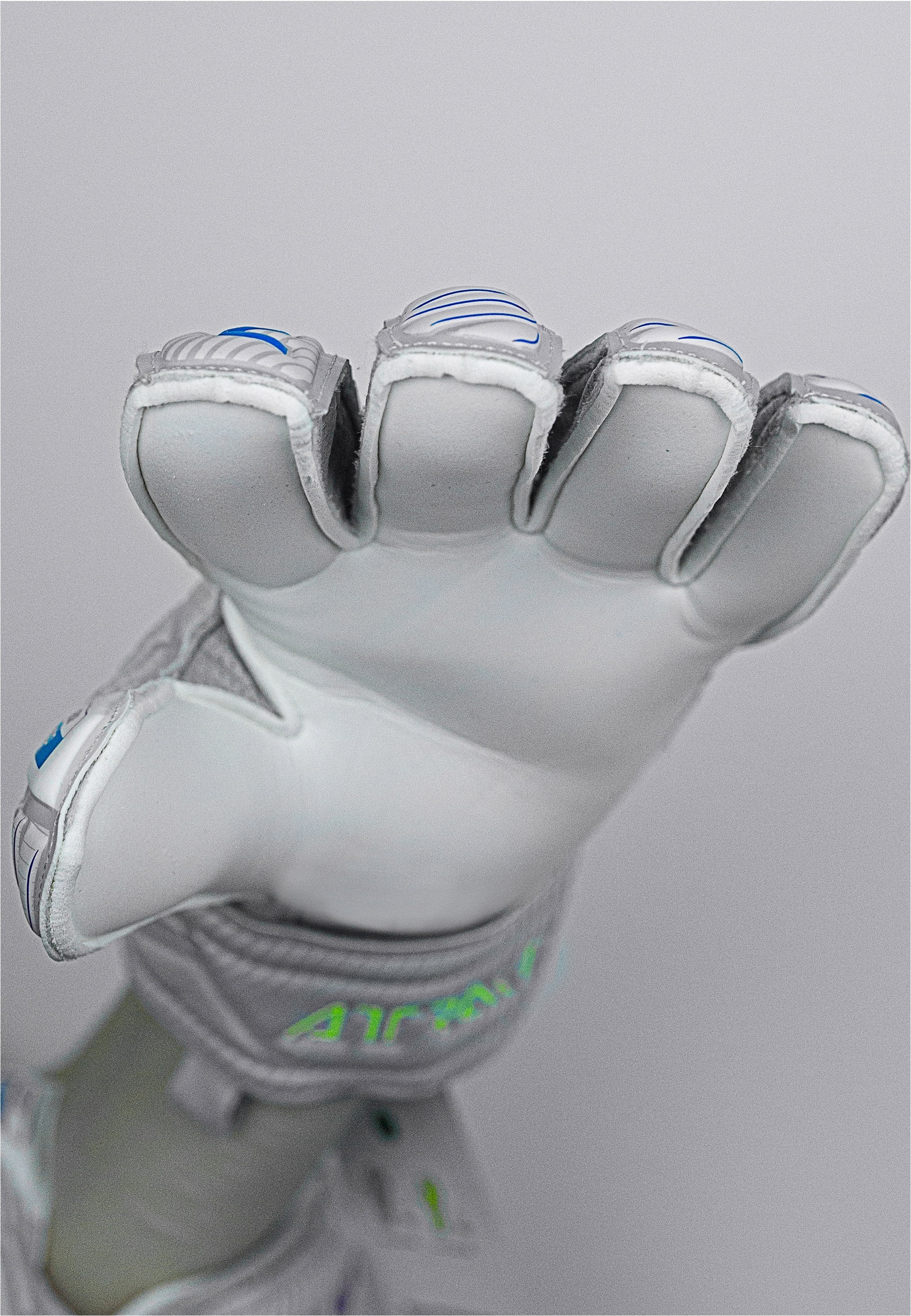 Reusch Torwarthandschuhe »Attrakt Grip Finger Support« mit praktischem Fingerschutz