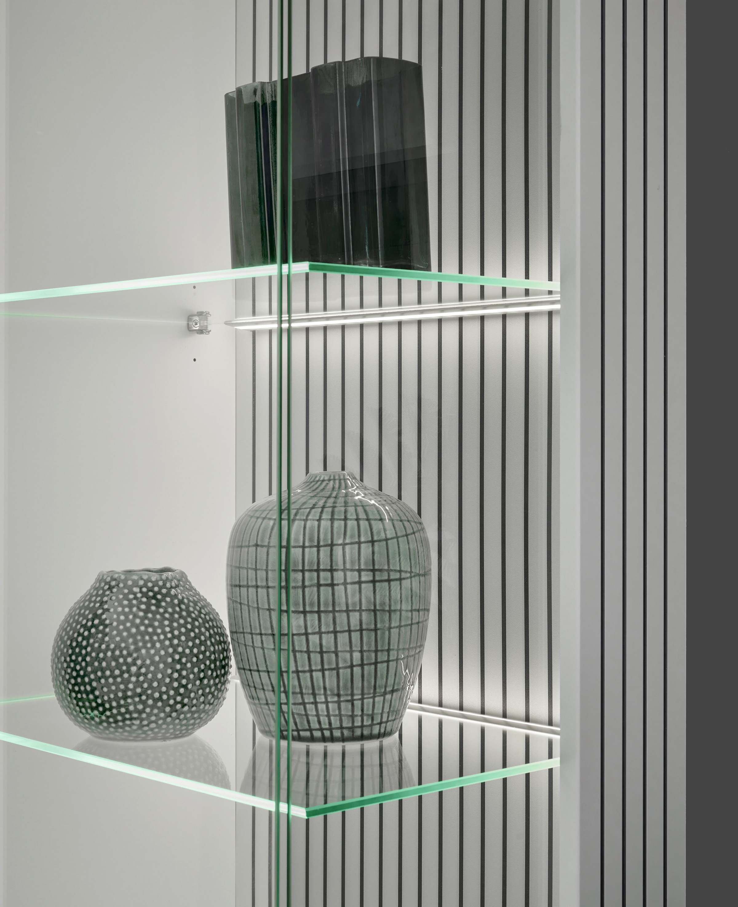 INOSIGN Vitrine »Hudson, Stauraumvitrine«, in moderner Trendfarbe, Griffe aus Metall (Schwarz), Höhe 180 cm