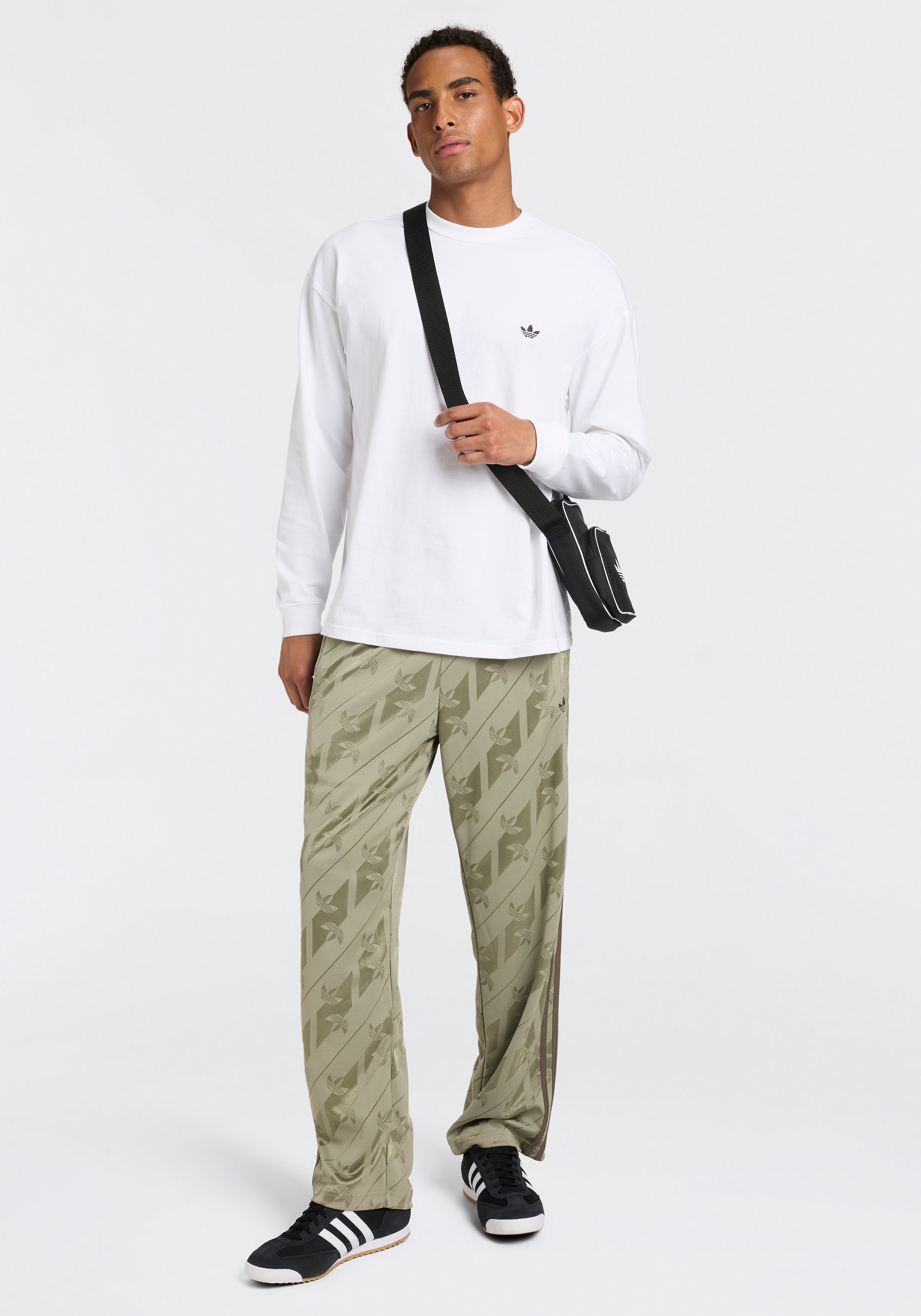 adidas Originals Sporthose »MONOGRAM FIREBIRD«  mit Monogramm-Details, ohne Verschluss, formstabil