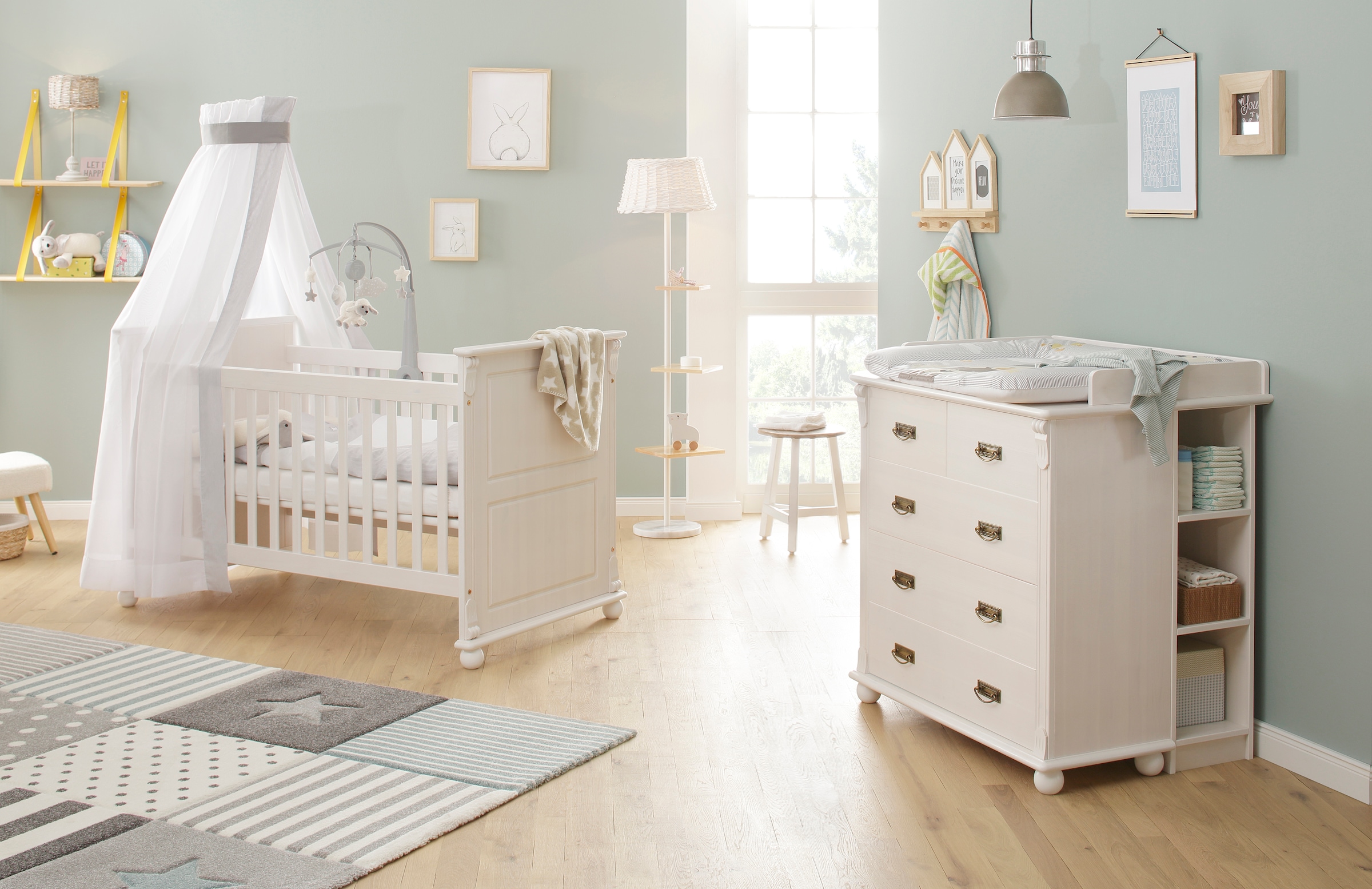 Lüttenhütt Babyzimmer-Komplettset »Aimo, luxoriöser Landhausstil, Messinggriffe,«, (Spar-Set, 3 tlg., Kinderbett, Wickelkommode, Unterbauregal, 5 Schubladen), aus Massivholz; FSC®-Holz aus gewissenhaft bewirtschafteten Wäldern