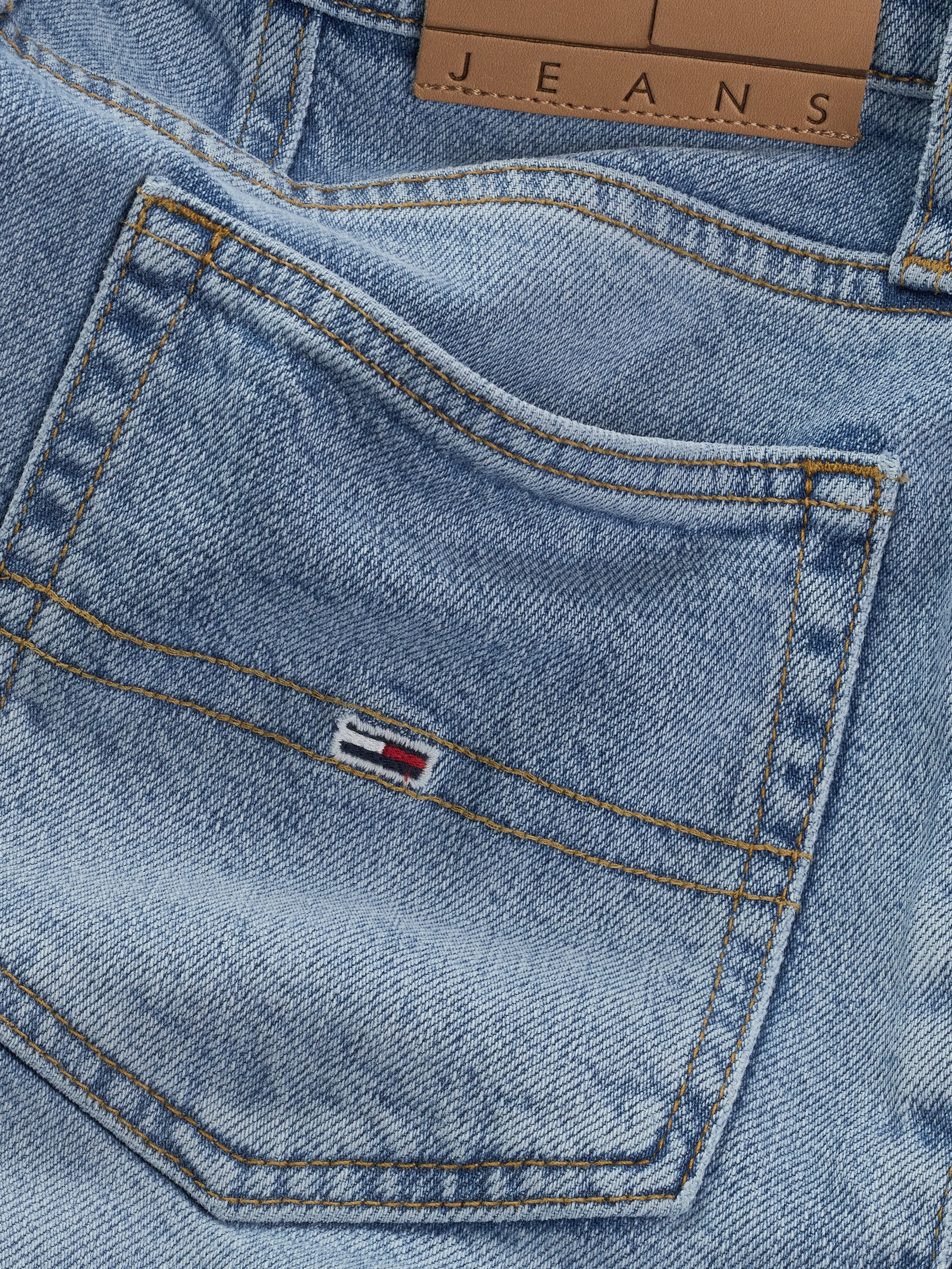 Tommy Jeans Shorts »MOM SHORT BI0112«, mit Logo-Badge, in blauer Waschung