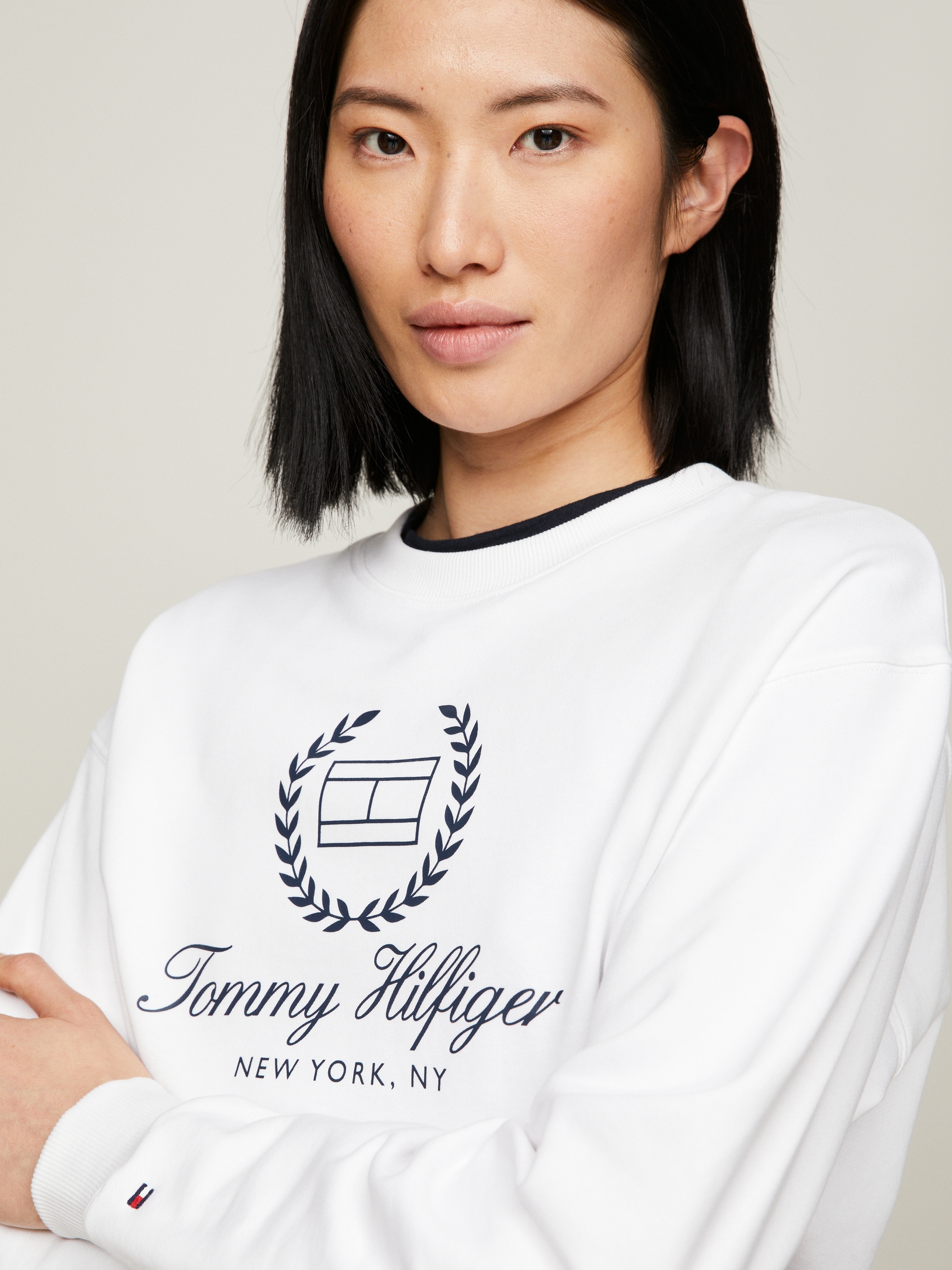 Tommy Hilfiger Sweatshirt »REG FLAG SCRIPT CNK SWTSHRT«, mit Logodruck auf der Brust