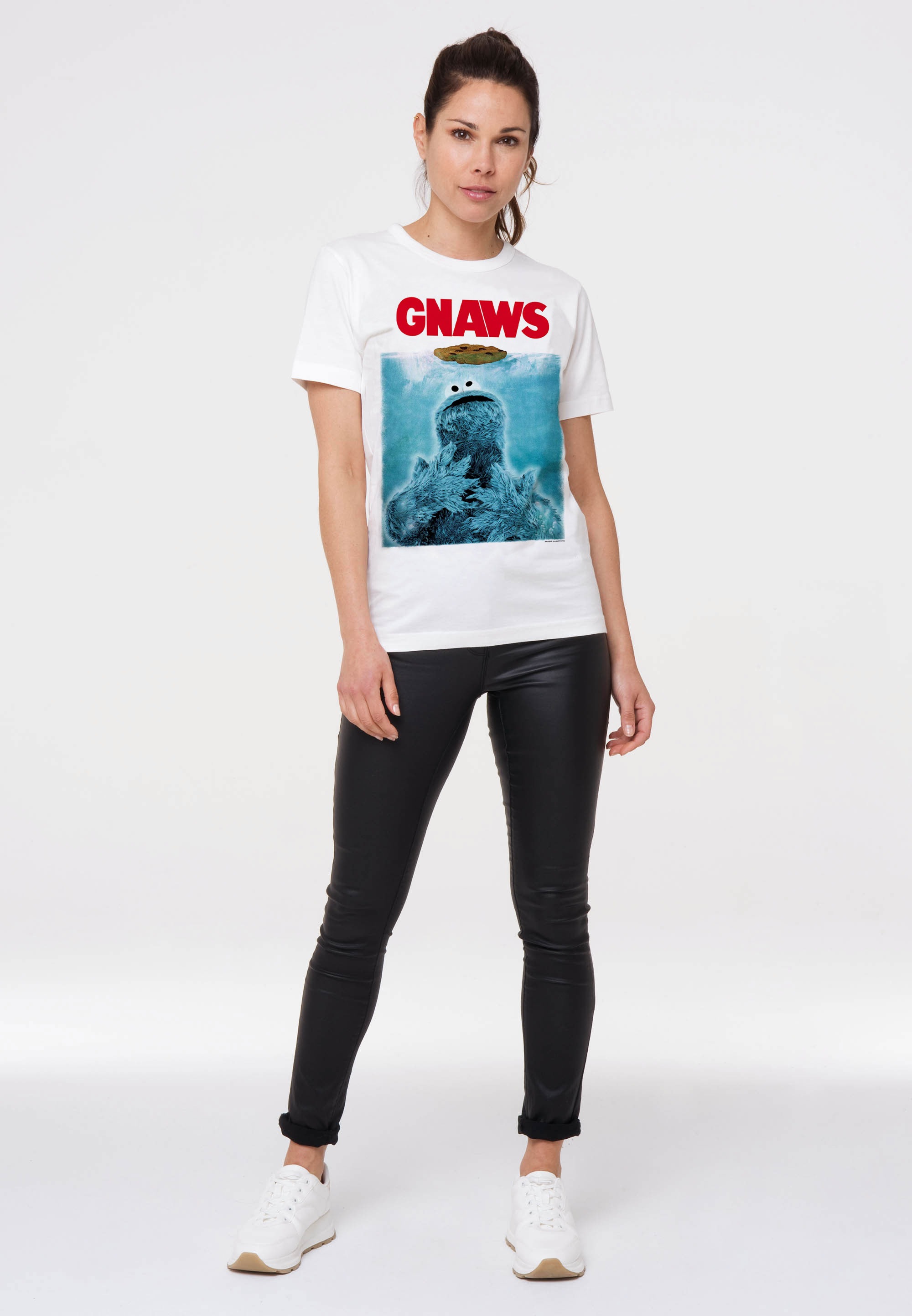 LOGOSHIRT T-Shirt »Sesamstraße Krümelmonster – GNAWS«, mit coolem Print