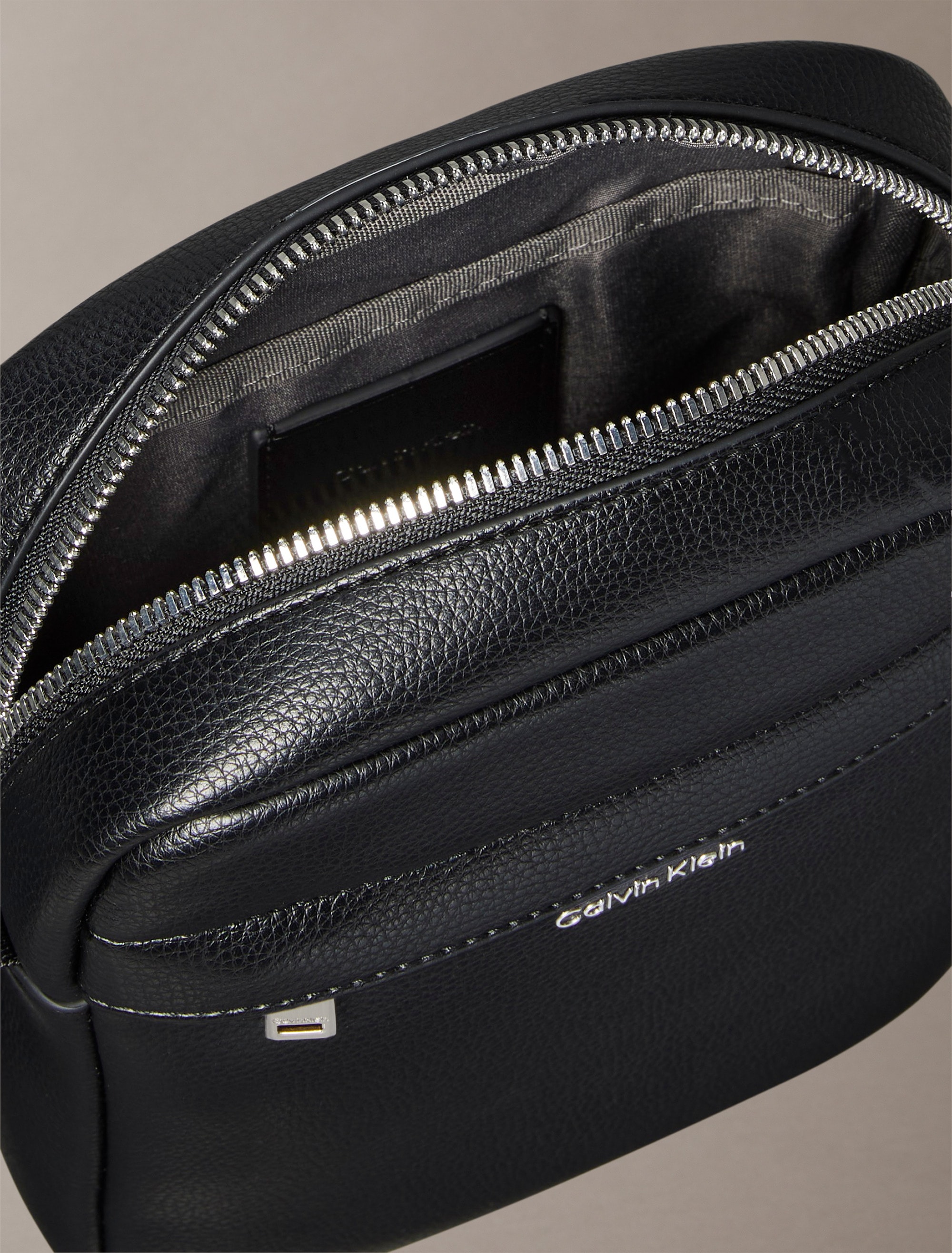 Calvin Klein Umhängetasche »RAISED REPORTER«, Herren Minibag, Crossbodybag, Schultertasche mit Logoschriftzug