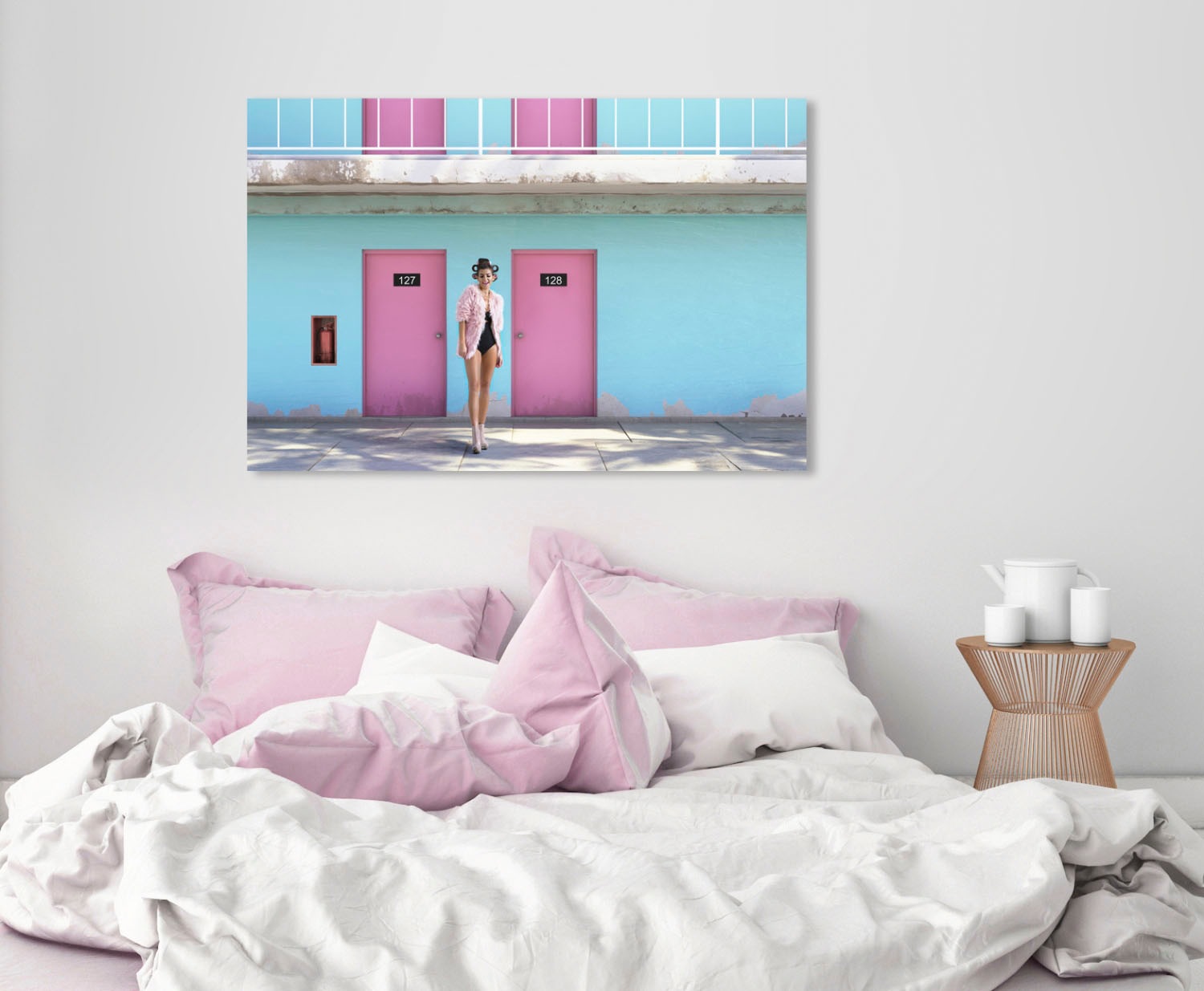 queence Acrylglasbild »Frau vor Hauswand«, Frau-Kunst-Bilder von Frauen-Mode-Fashion, Fine Art-Print in Galeriequalität