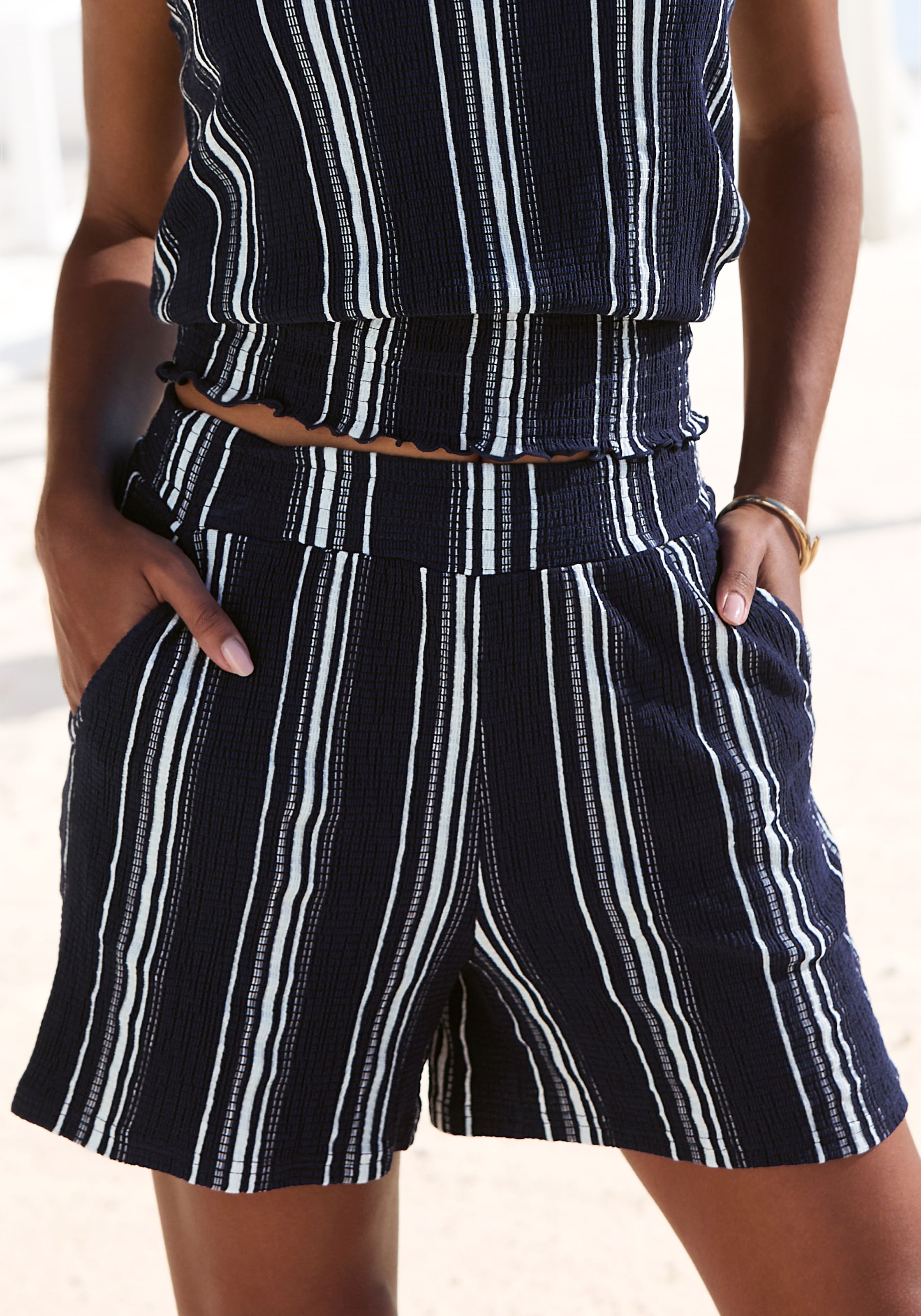 LASCANA Shorts »aus luftiger Crepeware«  strukturierte Ware, sommerlicher Shorts mit Streifen, Sommerhose