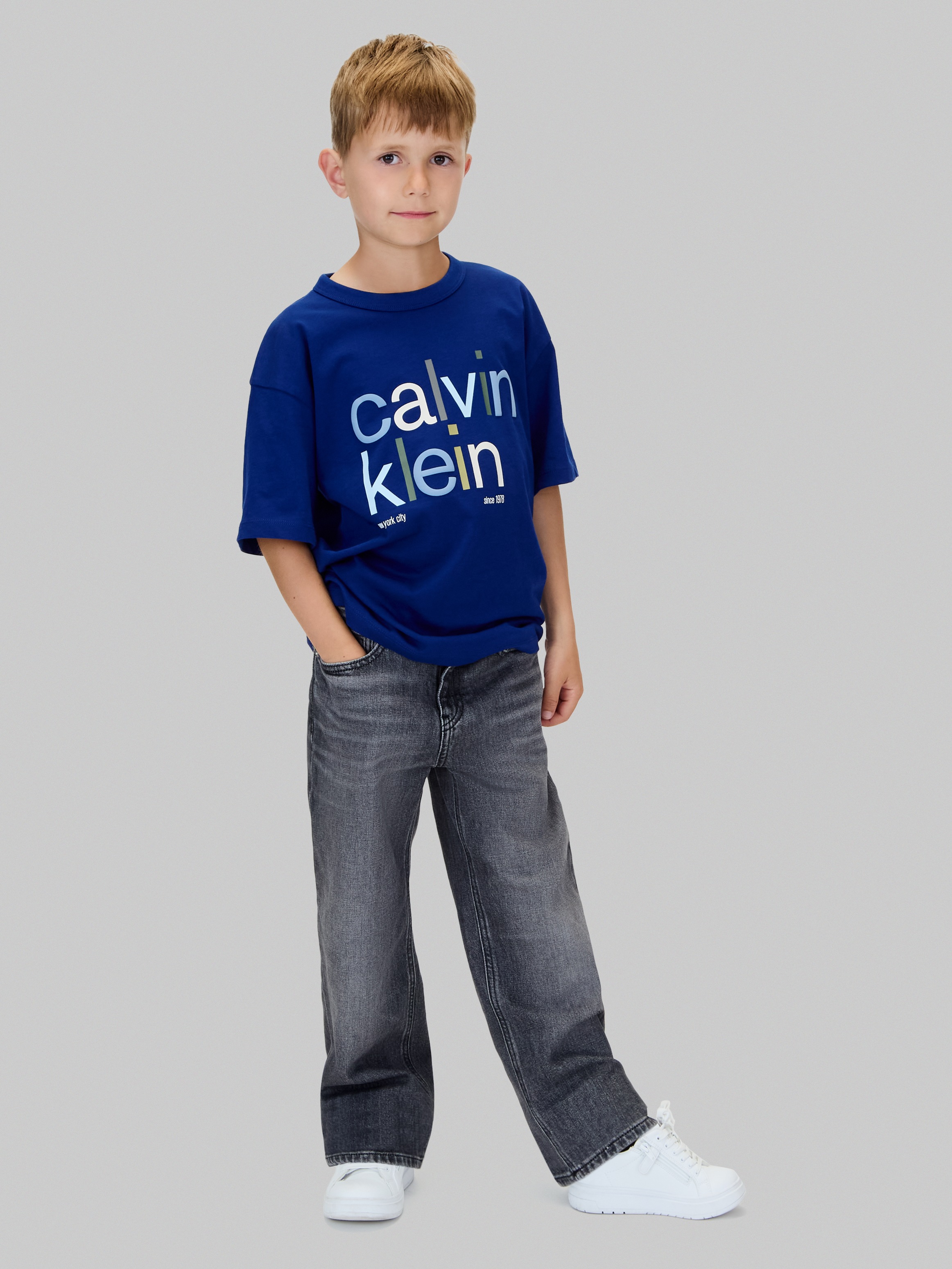 Thumbnail - Calvin Klein Jeans T-Shirt "COLOR LOGO GRAPHIC SS T-SHIRT" für Kinder bis 16 Jahre, Logo-Schriftzug