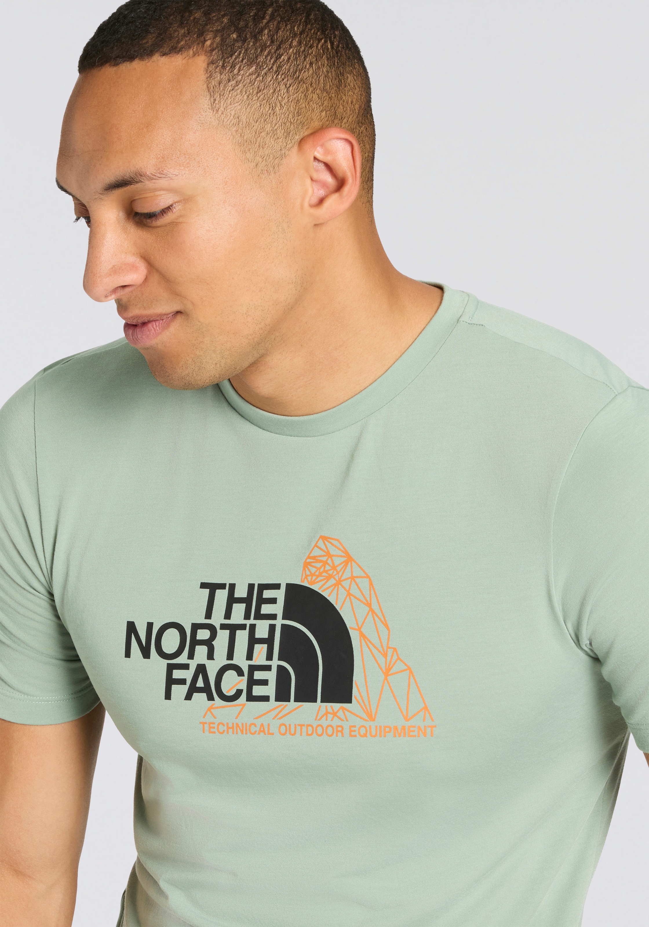 Thumbnail - The North Face T-Shirt "M MOUNTAIN FOUNDATION SS TEE-GRAPHIC" sportlicher Stil, kurze Ärmel, schnelltrocknendes Material