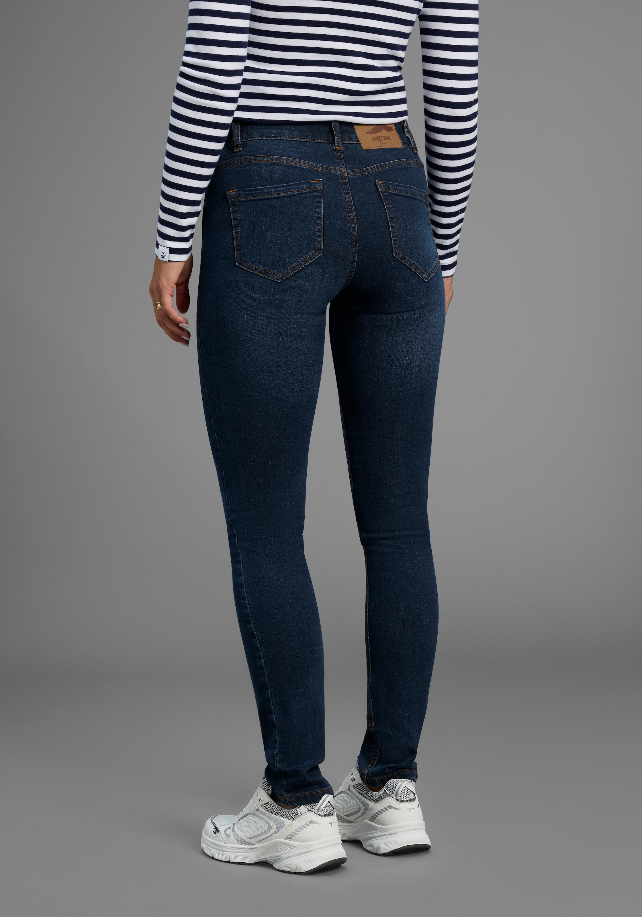 Arizona Slim-fit-Jeans »Bund mit seitlichem Gummizugeinsatz«, schmale Passform, Röhrenjeans, Used-Waschung, hohe Leibhöhe