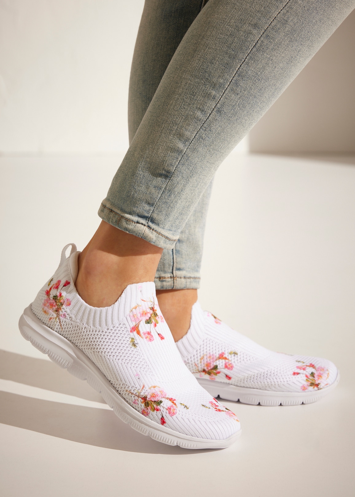 LASCANA Sneaker, zum Reinschlüpfen mit blumigem Muster VEGAN