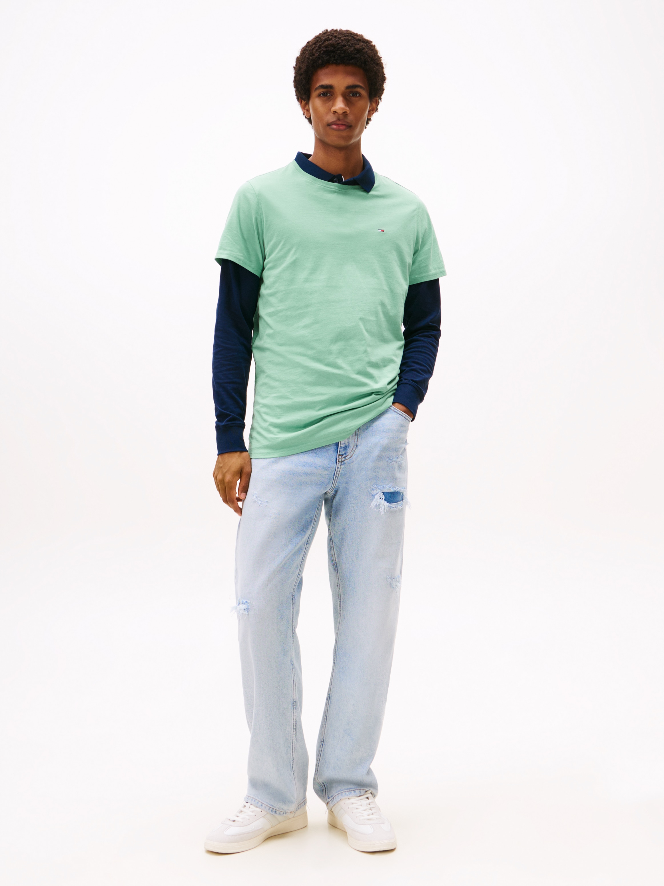 Tommy Jeans T-Shirt »TJM ESSENTIAL SOLID TEE« mit Rundhalsausschnitt und dezenter Logo-Flag