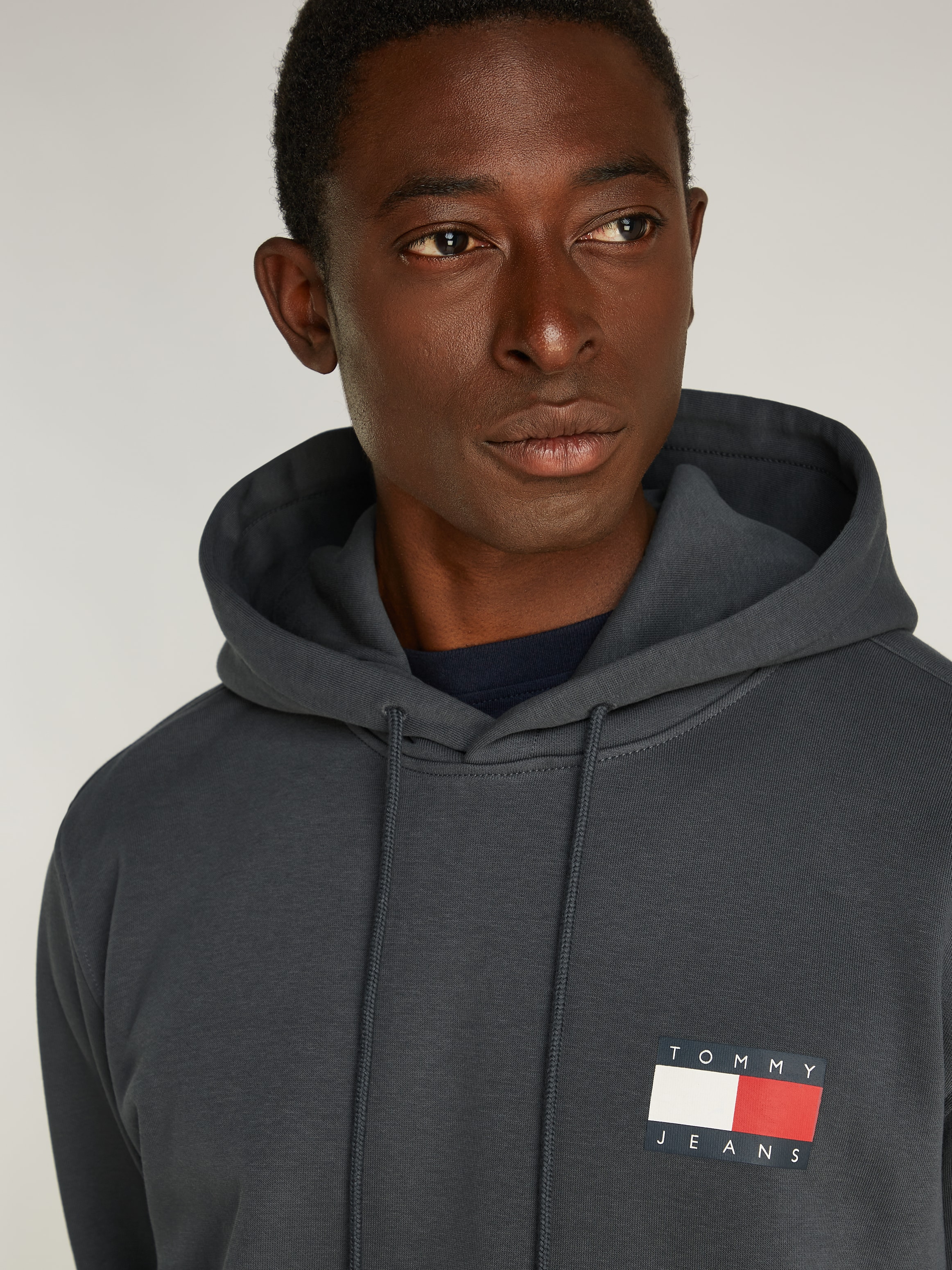 Tommy Jeans Sweatshirt »TJM REG ESSENTIAL FLAG HOOD EXT«, mit bedruckten Markenlogo auf Brusthöhe