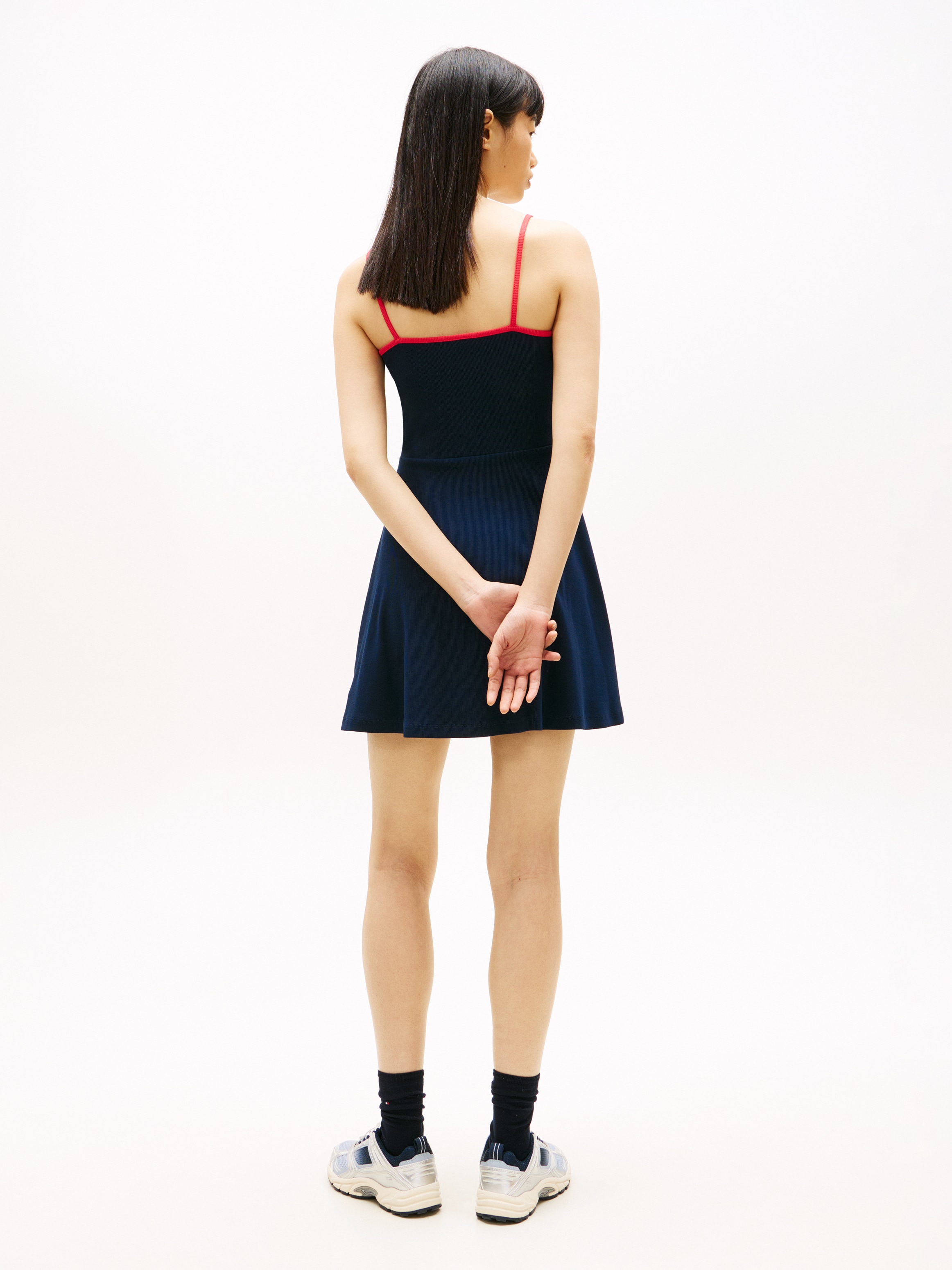 Tommy Jeans Spaghettikleid »TJW F&F STRAPPY BADGE DRESS« Fit and Flare, gerippt, mit Kontrastdetails